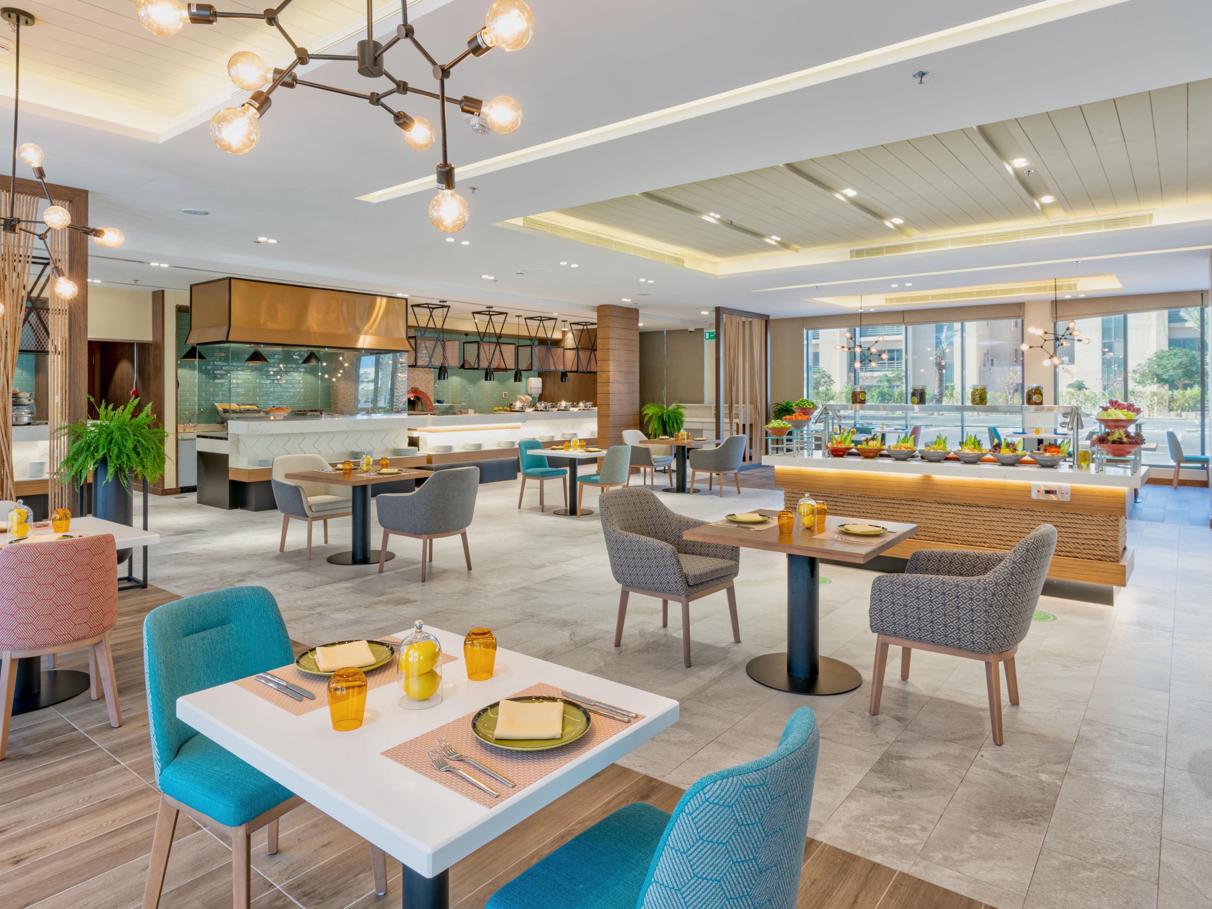 Showcasing modern International cuisine in a lively setting, Al Tavola, which means “at the table” in Italian, invites you to experience the excitement of our open kitchen as skilled chefs prepare classic Italian dishes. Dine in a stylish, contemporary family-friendly setting and enjoy exceptional service as you savour every moment of your visit.