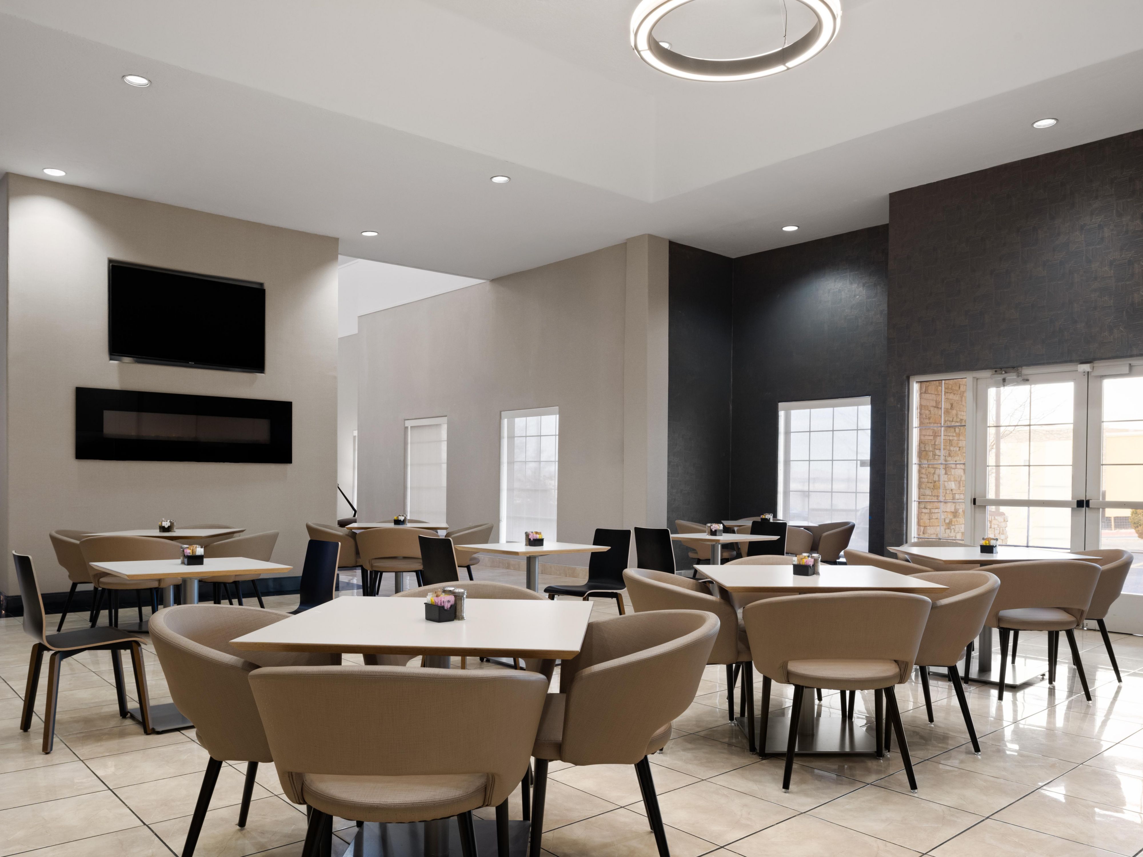 Our on-site restaurant, the Sunport Grille is the perfect place to start your morning or unwind in the evening after a long, busy day. Serving mouthwatering dishes during dinnertime, there’s no better spot to relax than our eatery. And don’t forget to grab a fresh beer or cocktail at our on-site bar, the Vertigo Lounge.