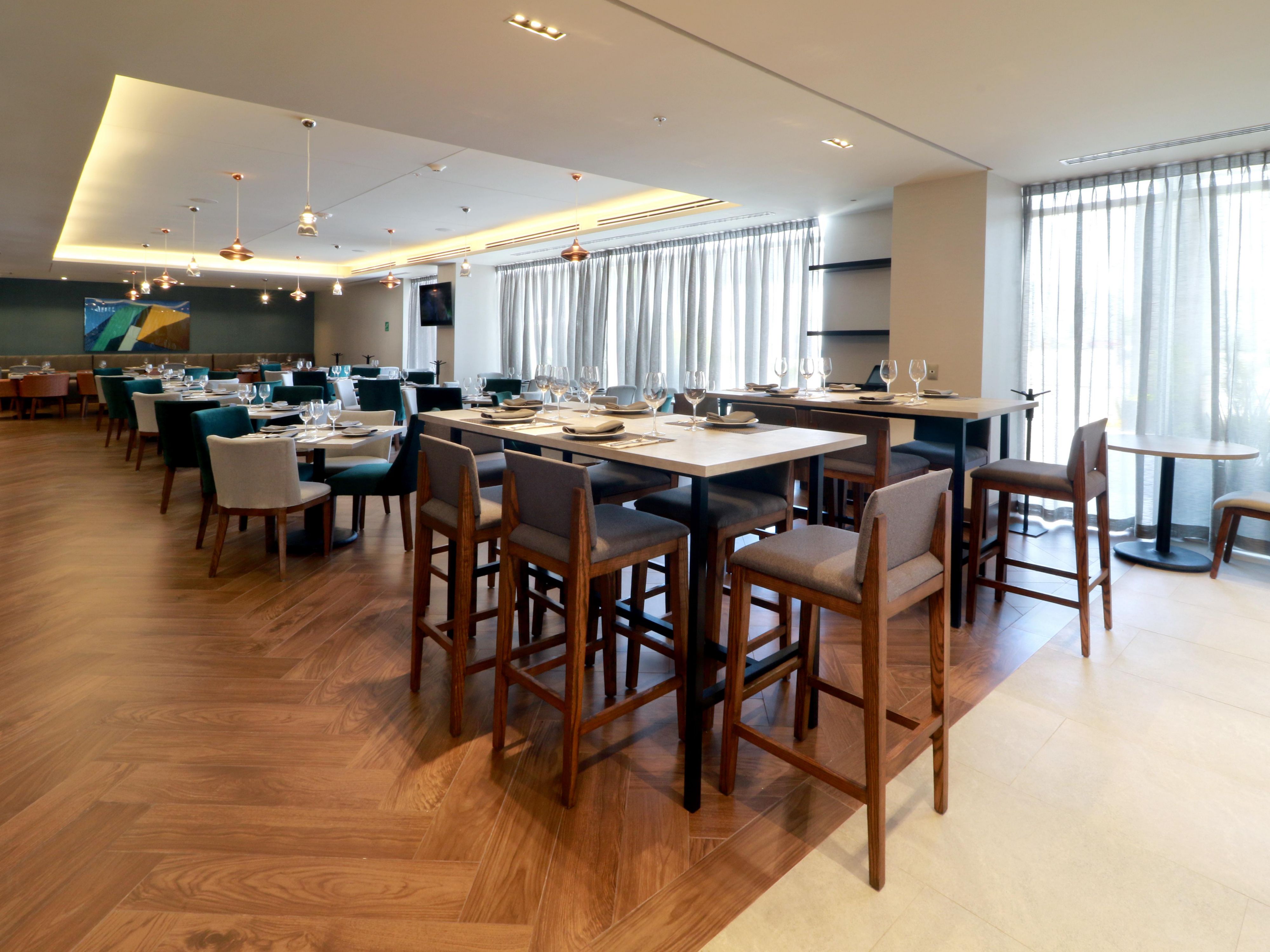 Start your day with our breakfast options, buffet, and signature dishes served from 6:00 a.m. to 11:00 p.m. In the evening, relax with a drink at our bar from 6:00 p.m. to 11:00 p.m. Prefer to stay in? Enjoy delicious room service available throughout the day, from 6:00 a.m. to 11:00 p.m.