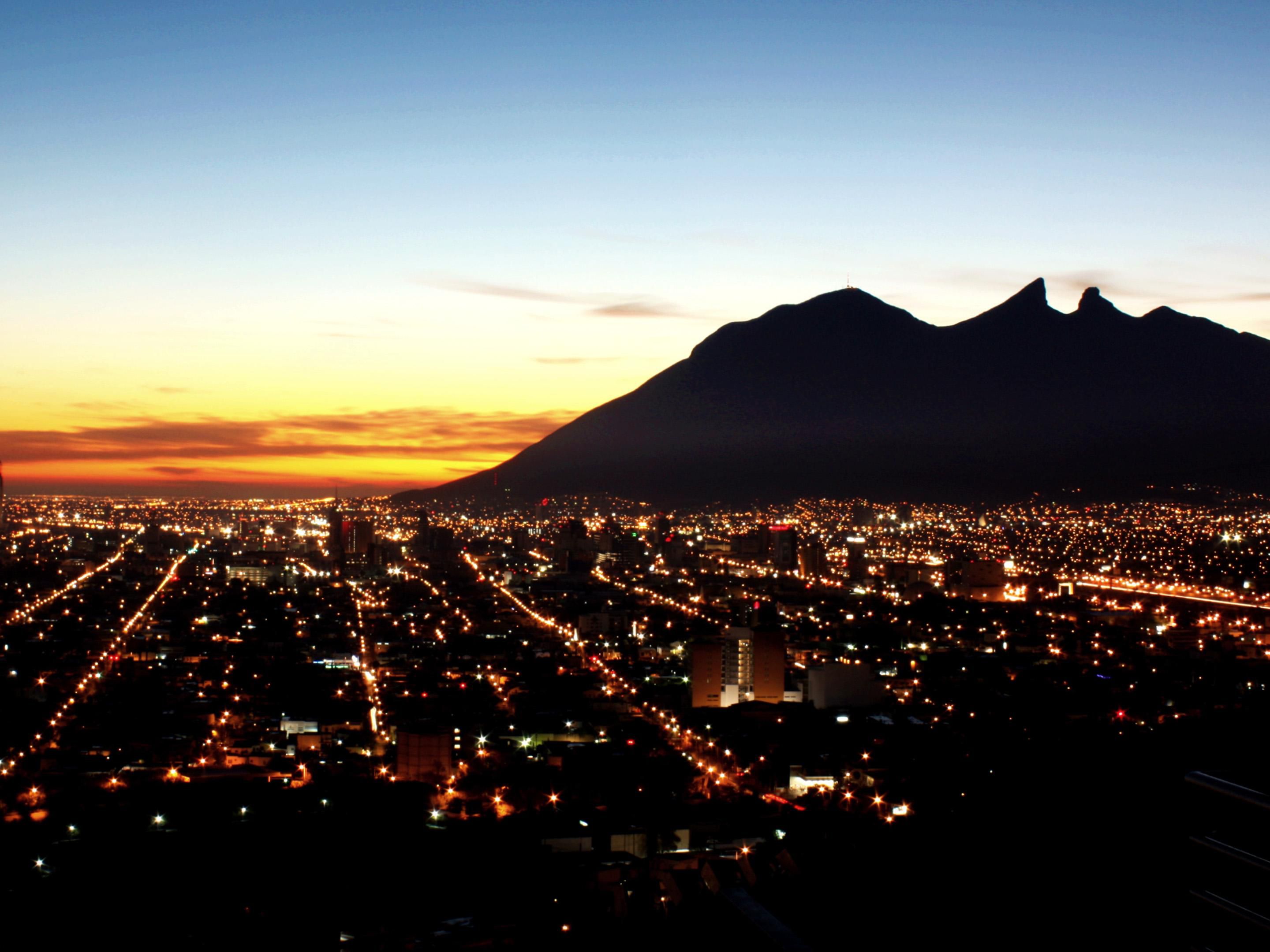 We are located in the heart of Apodaca’s Industrial Zone, right next to Plaza Nave 01. Enjoy a variety of nearby restaurants, plus convenient services such as currency exchange, barbershop, car rentals, a kids’ area, physiotherapy, a gym, and more—just steps from the hotel.