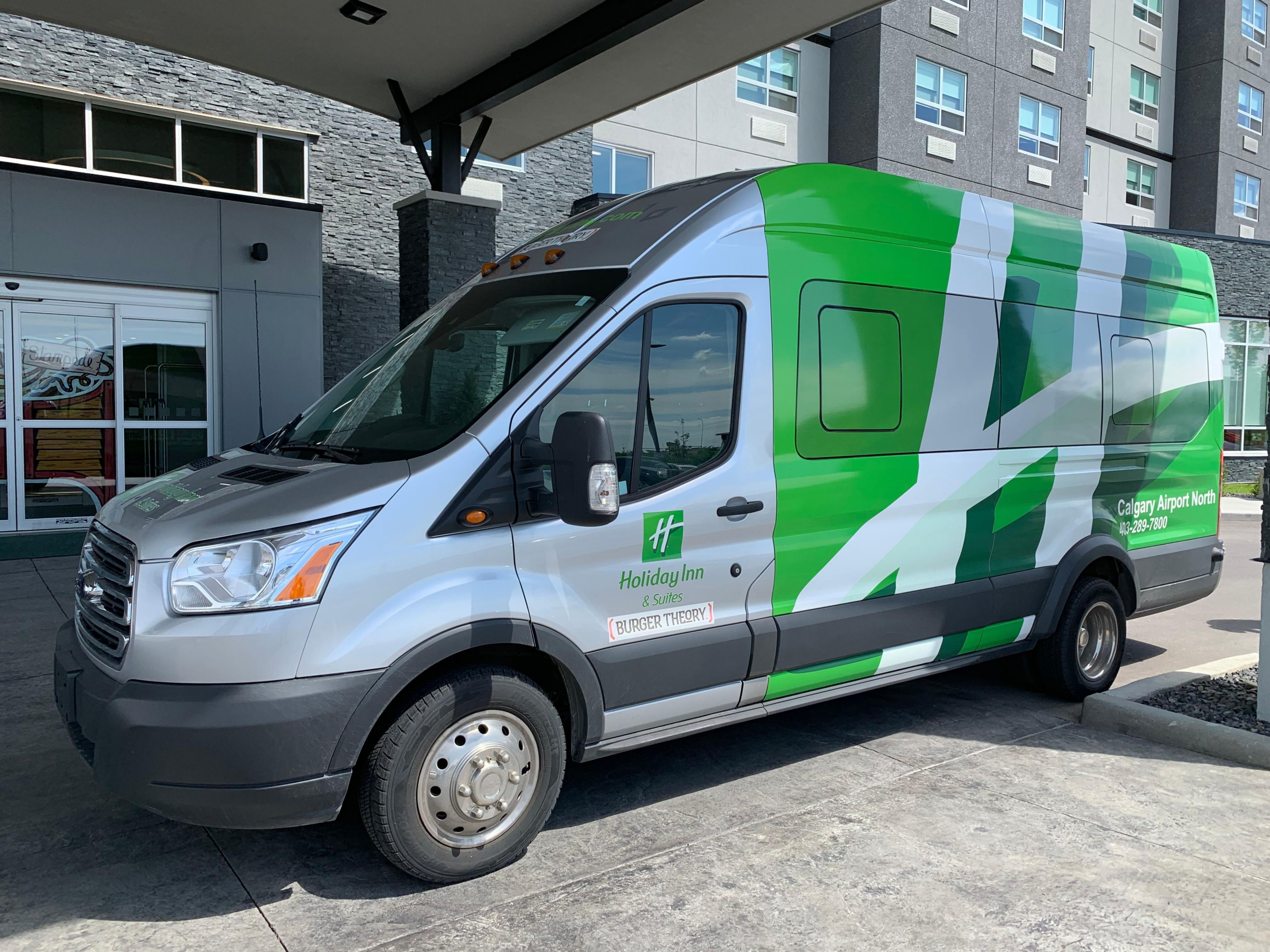 Our hotel is just minutes away from Calgary International Airport, removing the stress of travel. We are available for drop off and pick up from the airport on Monday to Friday from 4 am to 4 pm, and Saturday to Sunday from 4 am to 8 am and 3 pm to 10 pm.