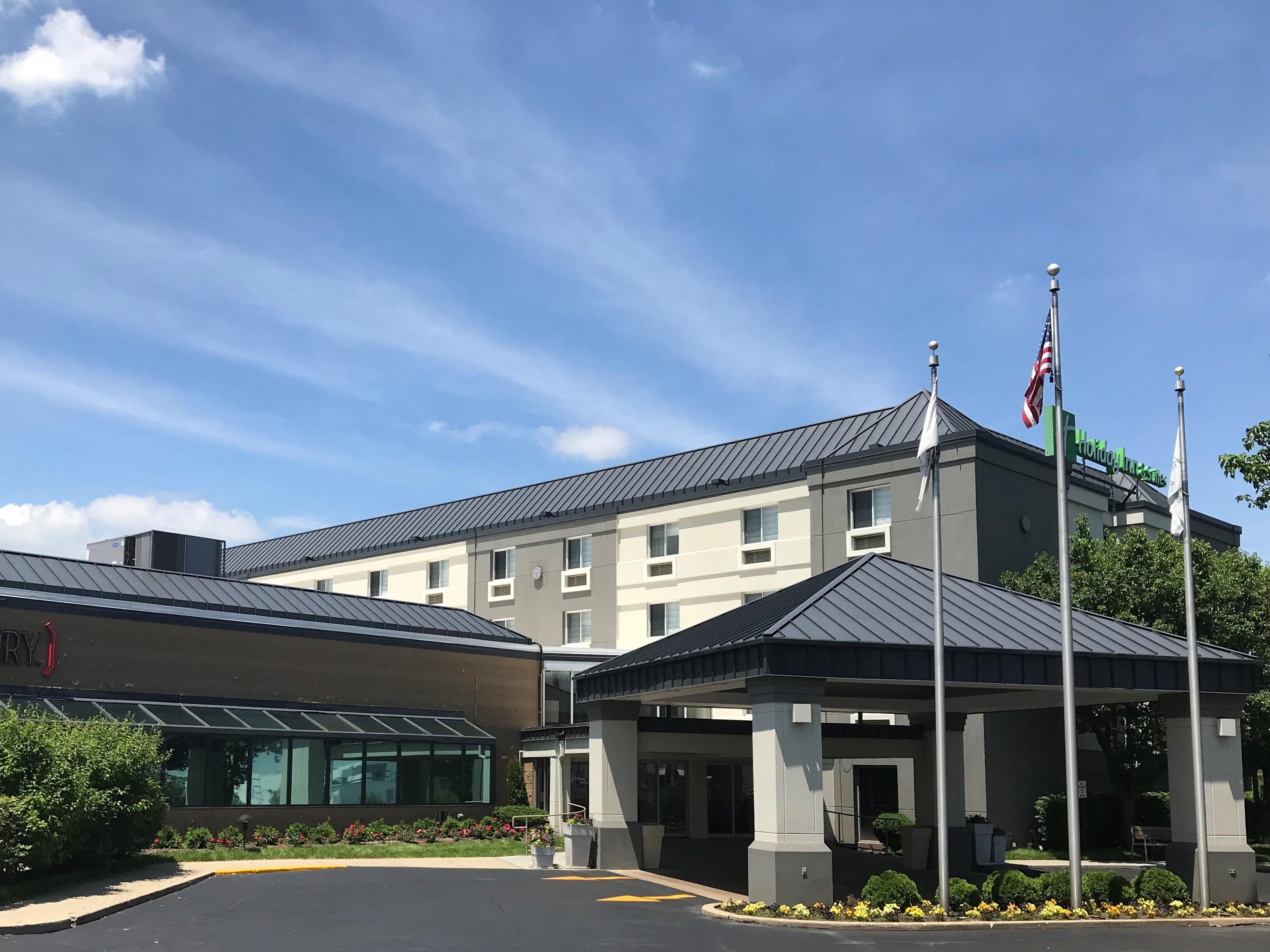 Welcome to Holiday Inn & Suites Chicago - Carol Stream!