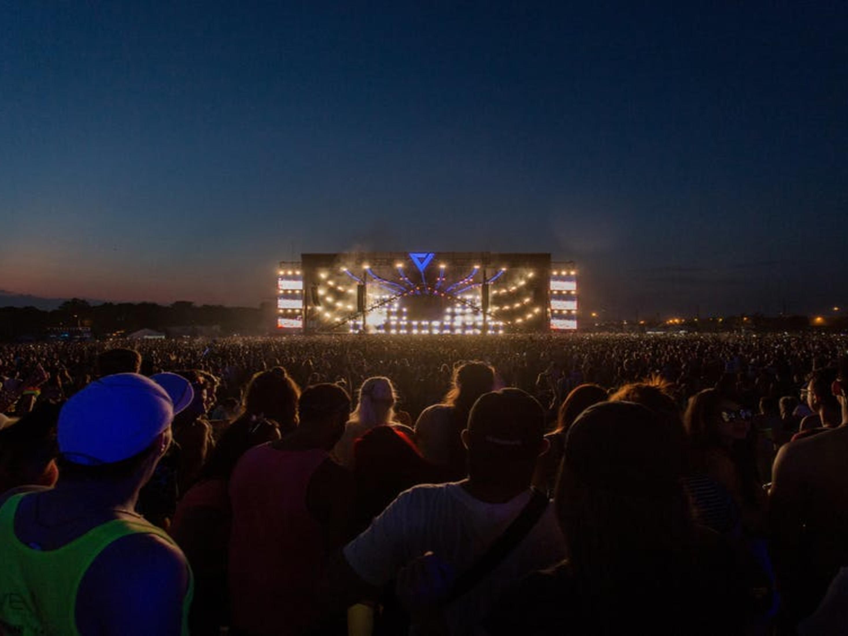 Coming to see a concert at the Coastal Credit Union Amphitheater at
Walnut Creek? Enjoy a special discount just for you when staying with us.