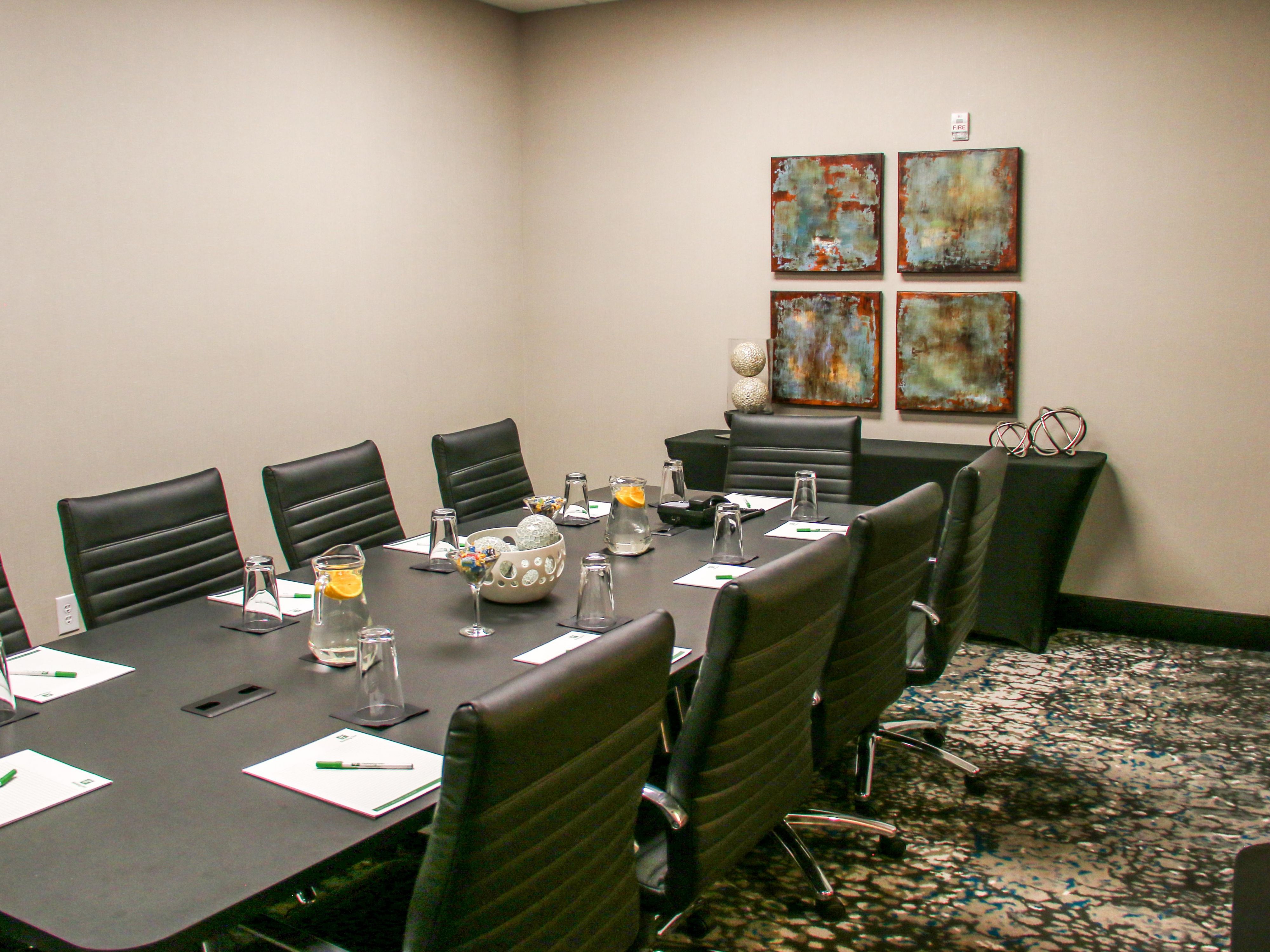 Host your next conference, wedding, or social event at our event venue in Centennial, CO. Our spacious High Country Ballroom faces the stunning Rocky Mountains and can host up to 186 guests. Intimate board meetings can be hosted in our Front Range Room. 
