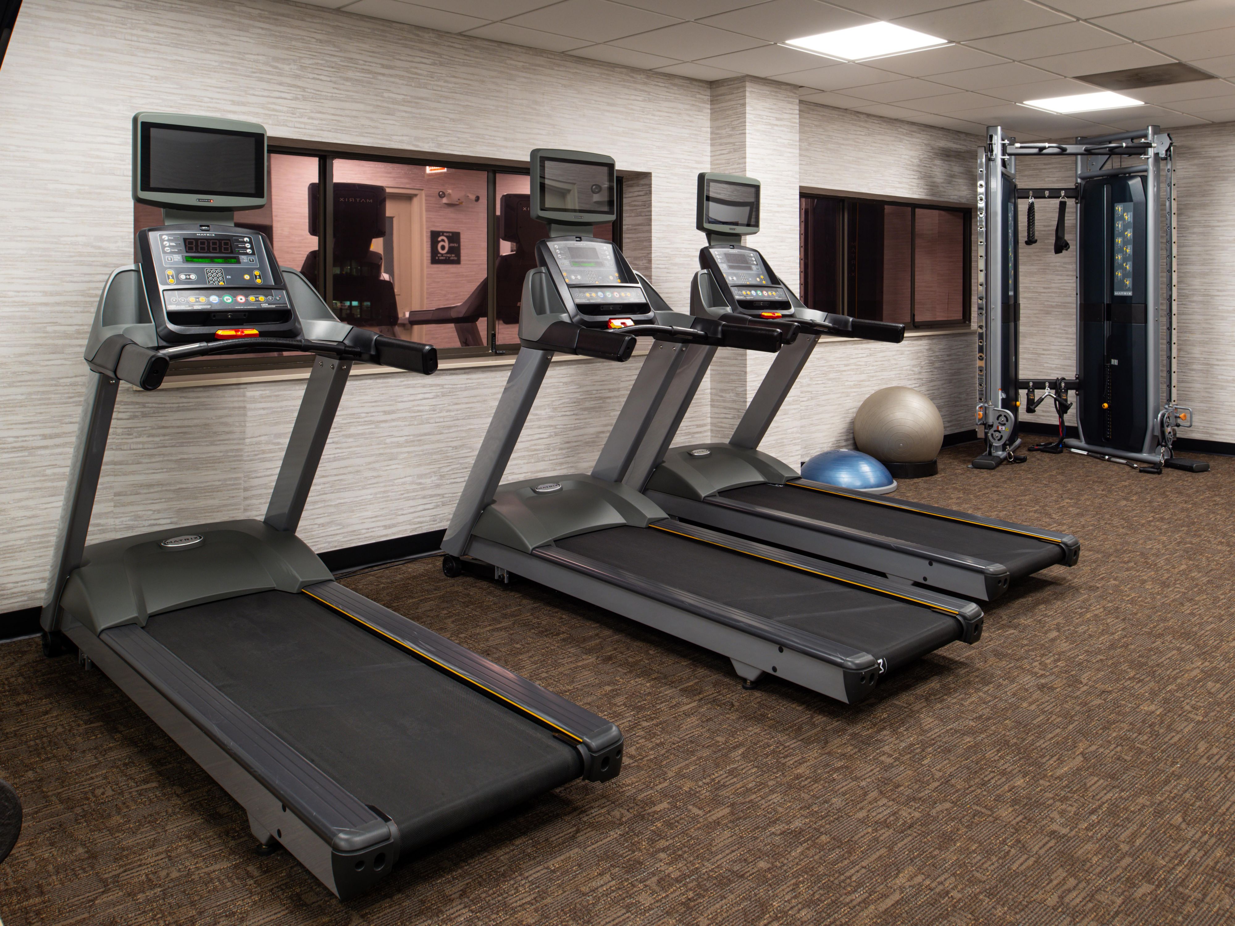 Enjoy a range of great amenities designed to make your stay comfortable and convenient! Dive into relaxation at our seasonal rooftop pool with stunning city views! Stay active in our 24/7 fitness center or grab a quick snack at our onsite market. Need to freshen up? Our 24/7 self-serve guest laundry has you covered.