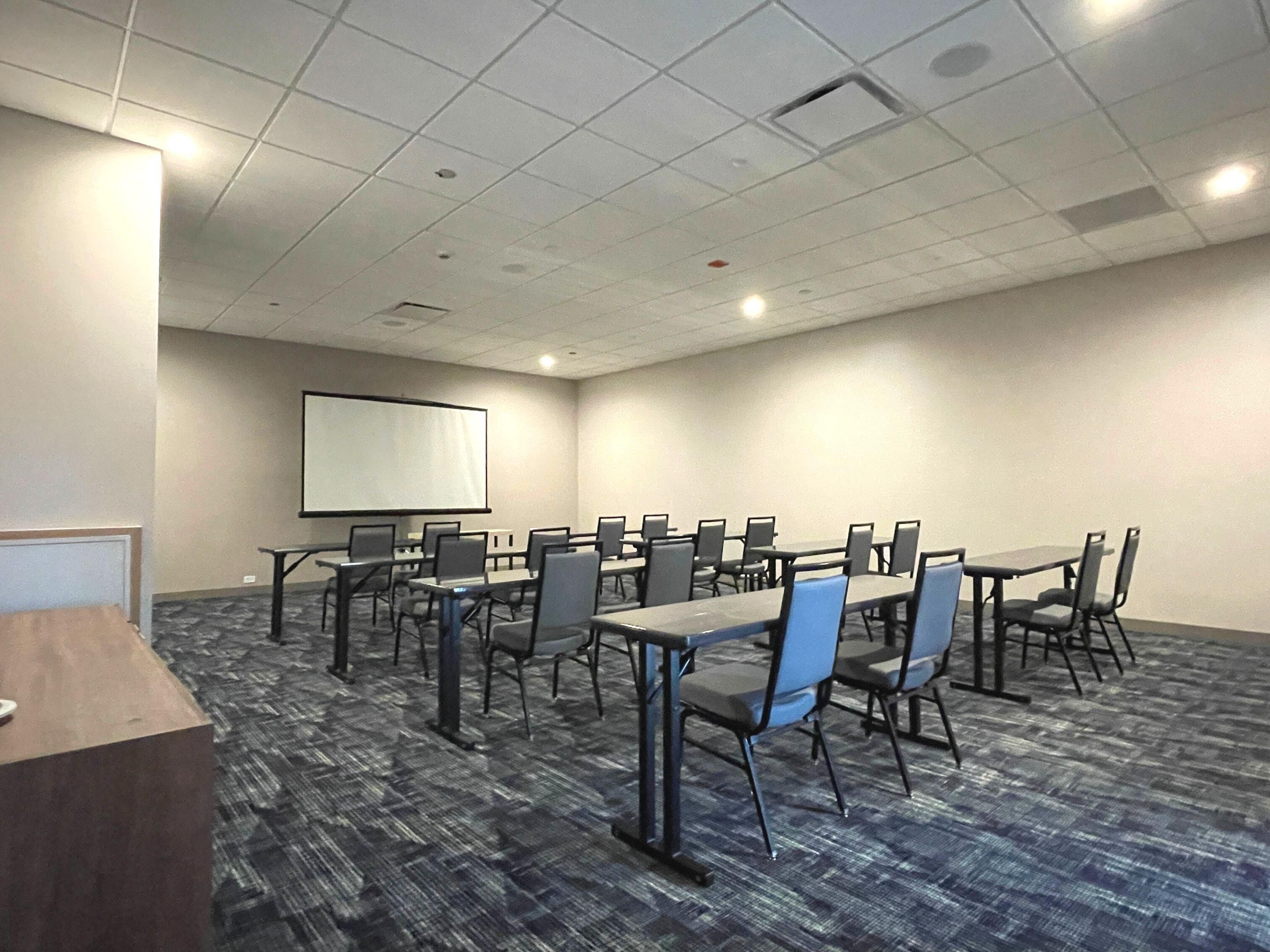 Host your next meeting or event in our flexible 1,047 square feet. of meeting space. We make every event special with customized catering, audiovisual support, and personalized service. Whether an intimate gathering or corporate meeting, our dedicated team ensures your vision comes to life, and your event exceeds expectations.