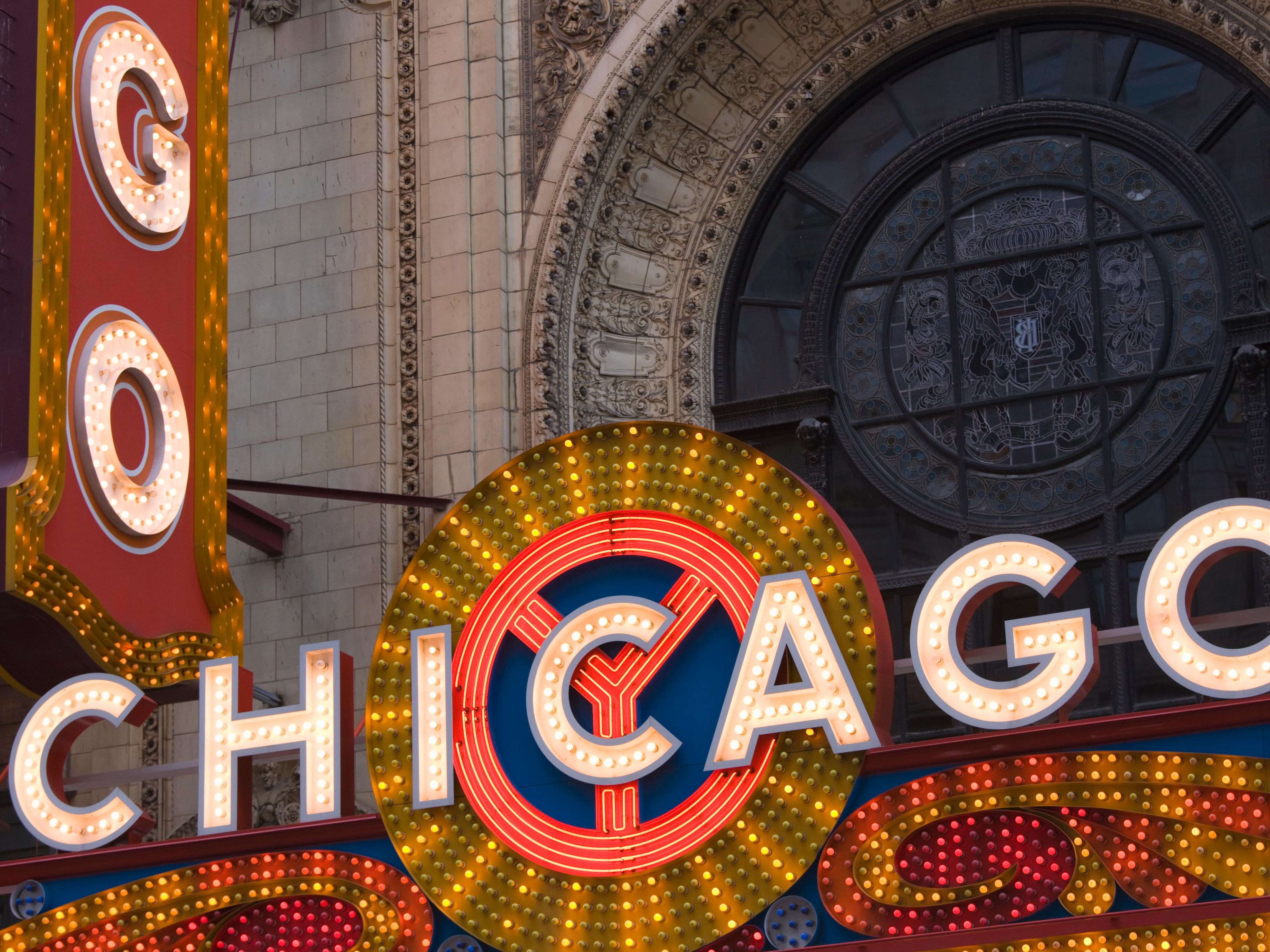 Located in the heart of downtown Chicago, Holiday Inn & Suites-Chicago Downtown puts you steps away from iconic attractions like Willis Tower, Greektown, and the United Center. Whether you're here for business or leisure, our hotel’s unbeatable location makes exploring all the Windy City has to offer easy!