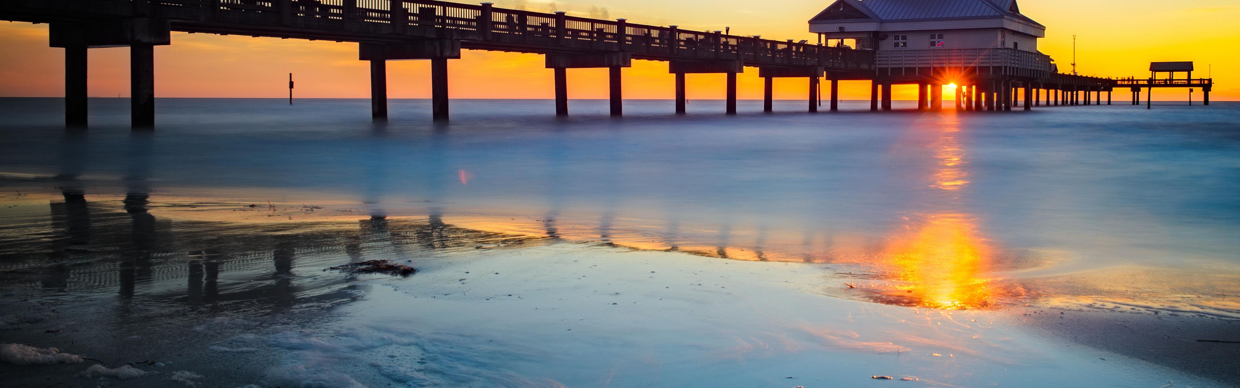 Take tranquil walks and watch the setting sun at Pier 60.