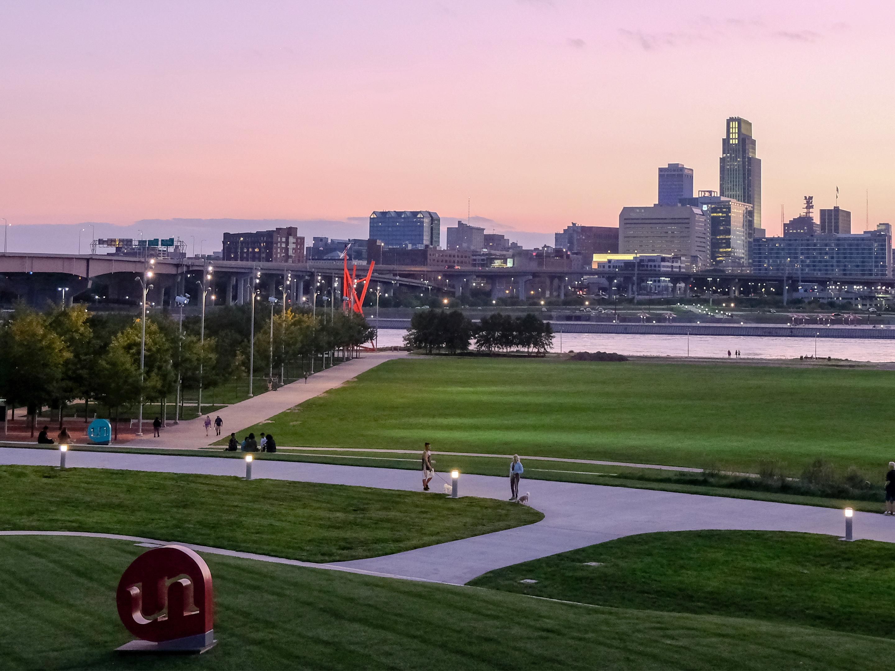 We are just a short drive from downtown Omaha featuring shopping, dining, bars and entertainment. Check out some of the newer dining options including Tupelo Honey Southern Kitchen & Bar and neighboring Memoir. Be sure to take our complimentary shuttle!