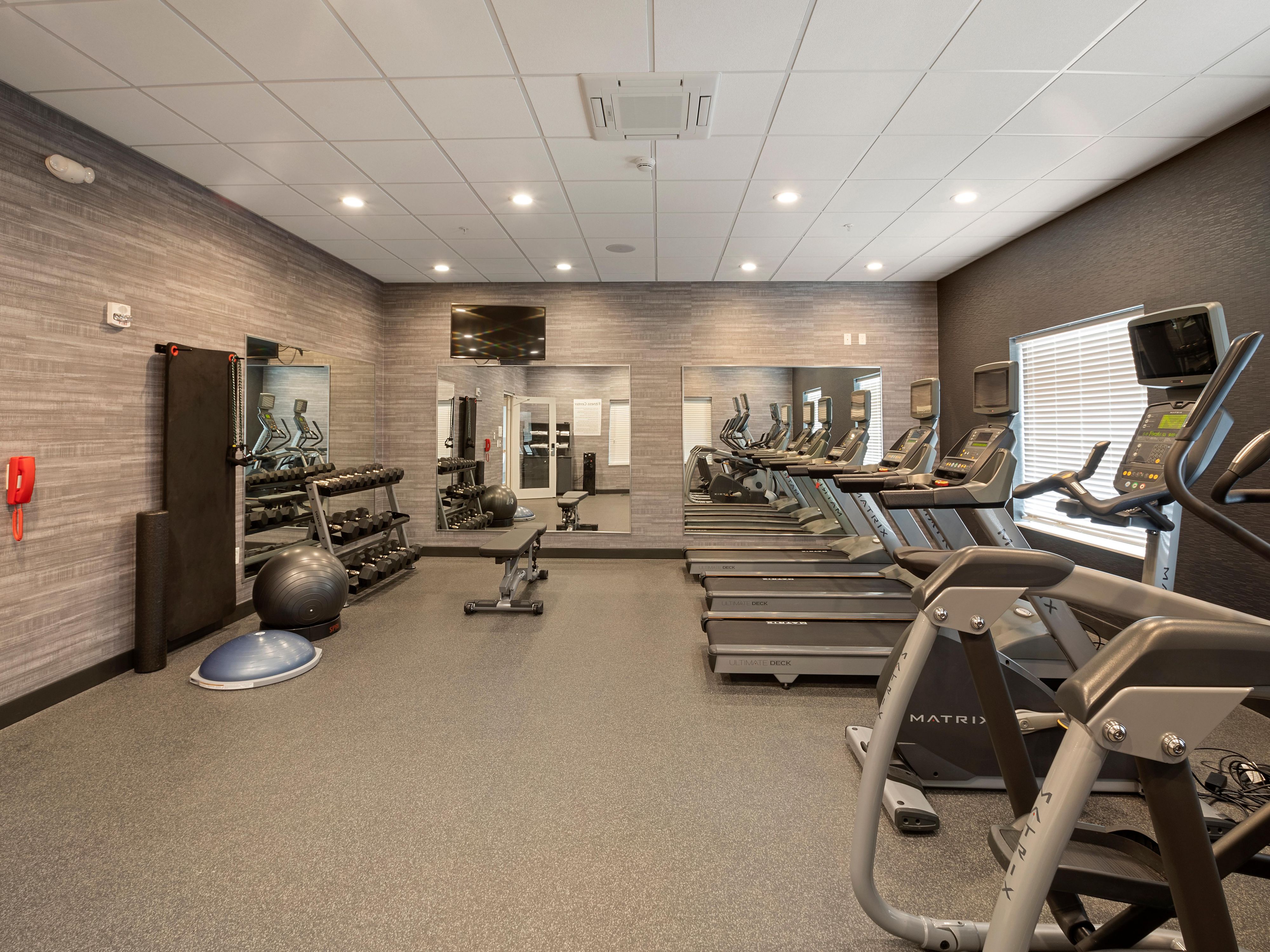 Take advantage of our 24-hour Fitness Center, designed to fit your schedule. Whether you prefer a cardio session or strengthening with free weights, our fully equipped facility offers everything you need for a satisfying workout day or night.