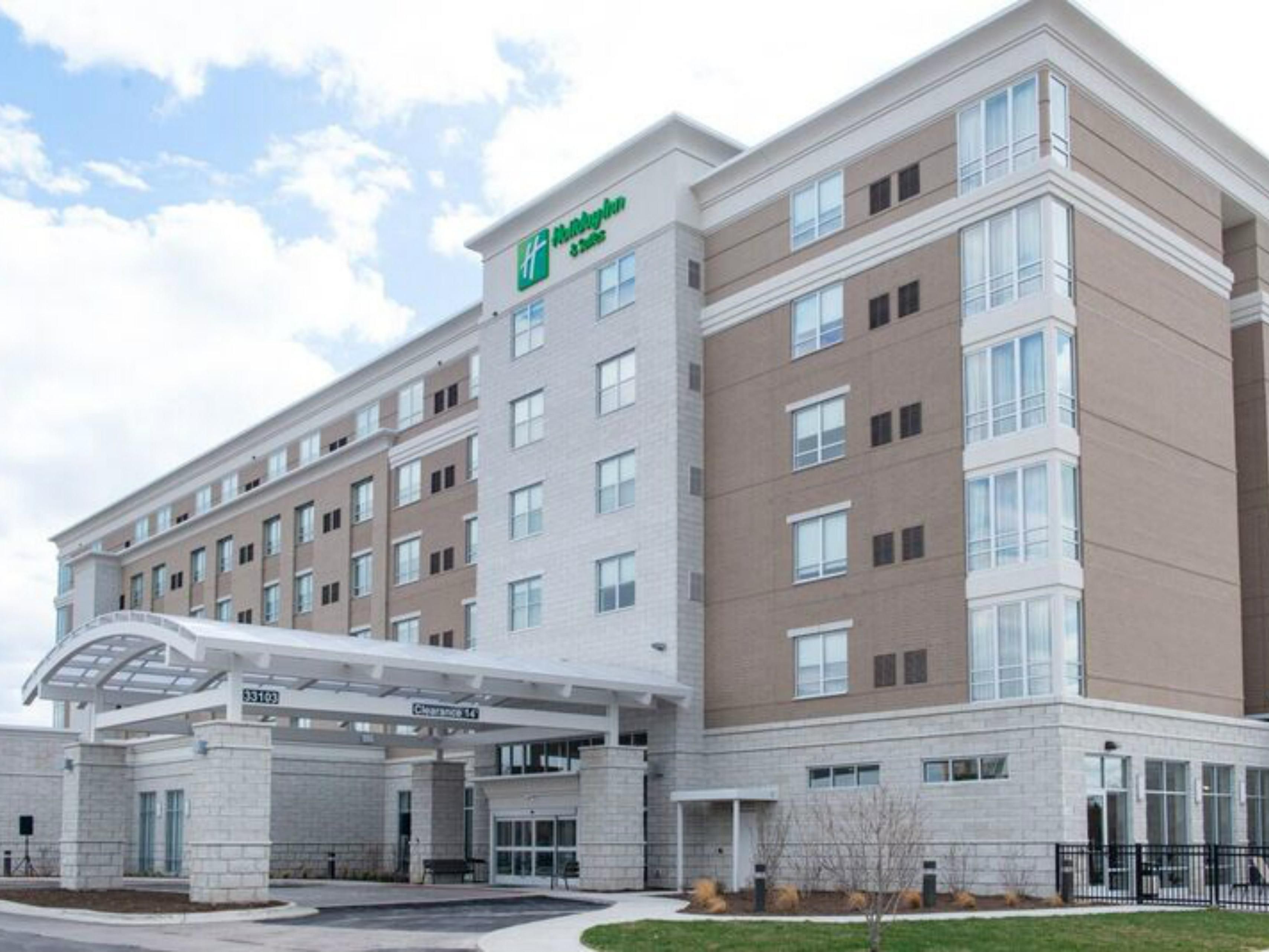 Welcome to the Holiday Inn and Suites Farmington Hills Detroit NW.