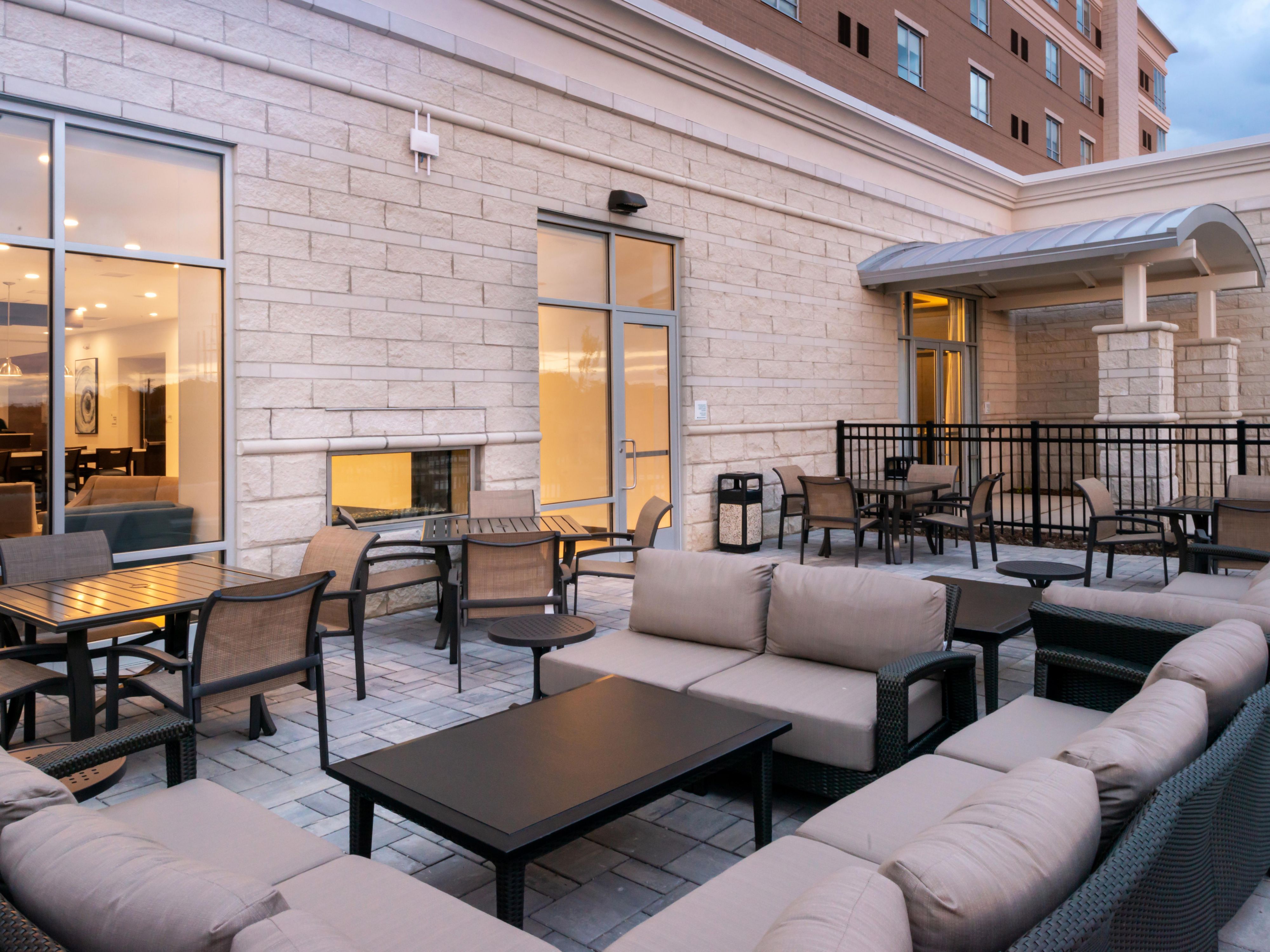 Enjoy a breath of fresh air and unwind in the beautiful outdoor space at our Farmington Hills hotel. Whether you’re relaxing with a book, catching up with colleagues, or sipping your morning coffee, this peaceful retreat is the perfect place to recharge.