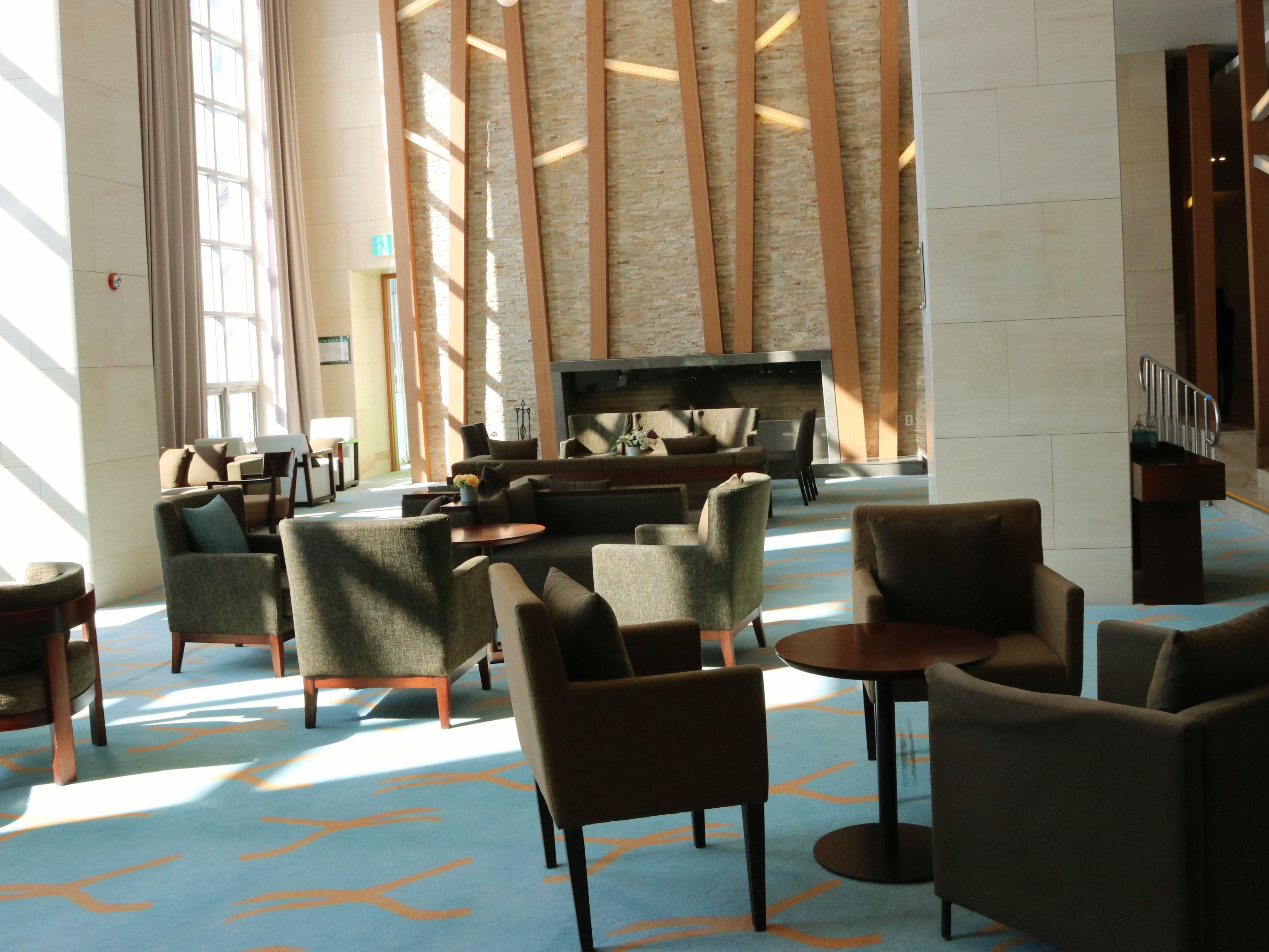 Healing while appreciating exotic scenery.

Enjoy a cup of warm coffee while admiring the exotic Alpensia Resort scenery seen through the wide, open window.
This is a lounge where you can enjoy both healing and successful business.