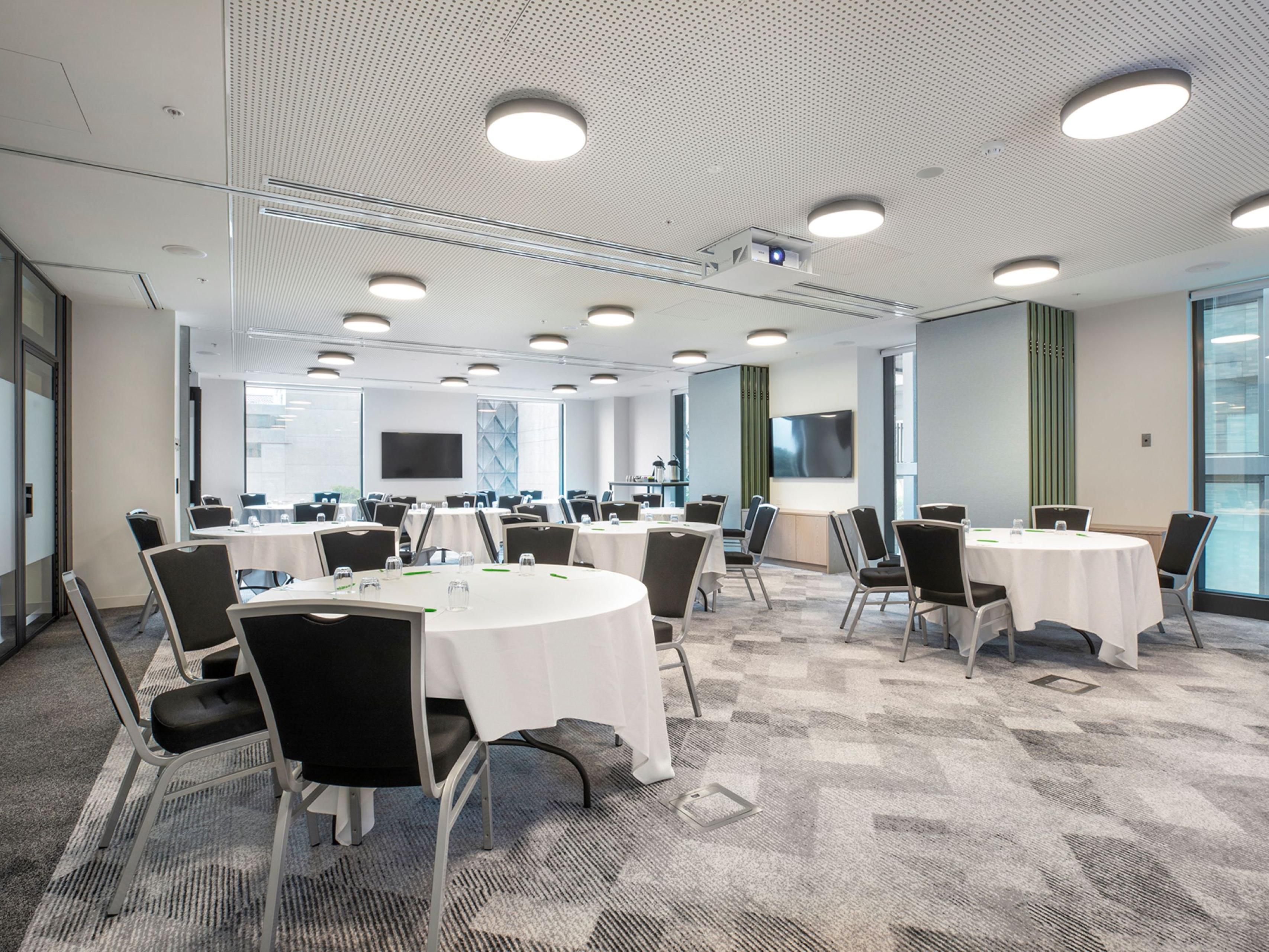 通过这个独特的360度虚拟导览，体验吉朗假日套房酒店及套房以及我们所提供的一切。探索我们的客房、会议空间、餐厅和酒吧。