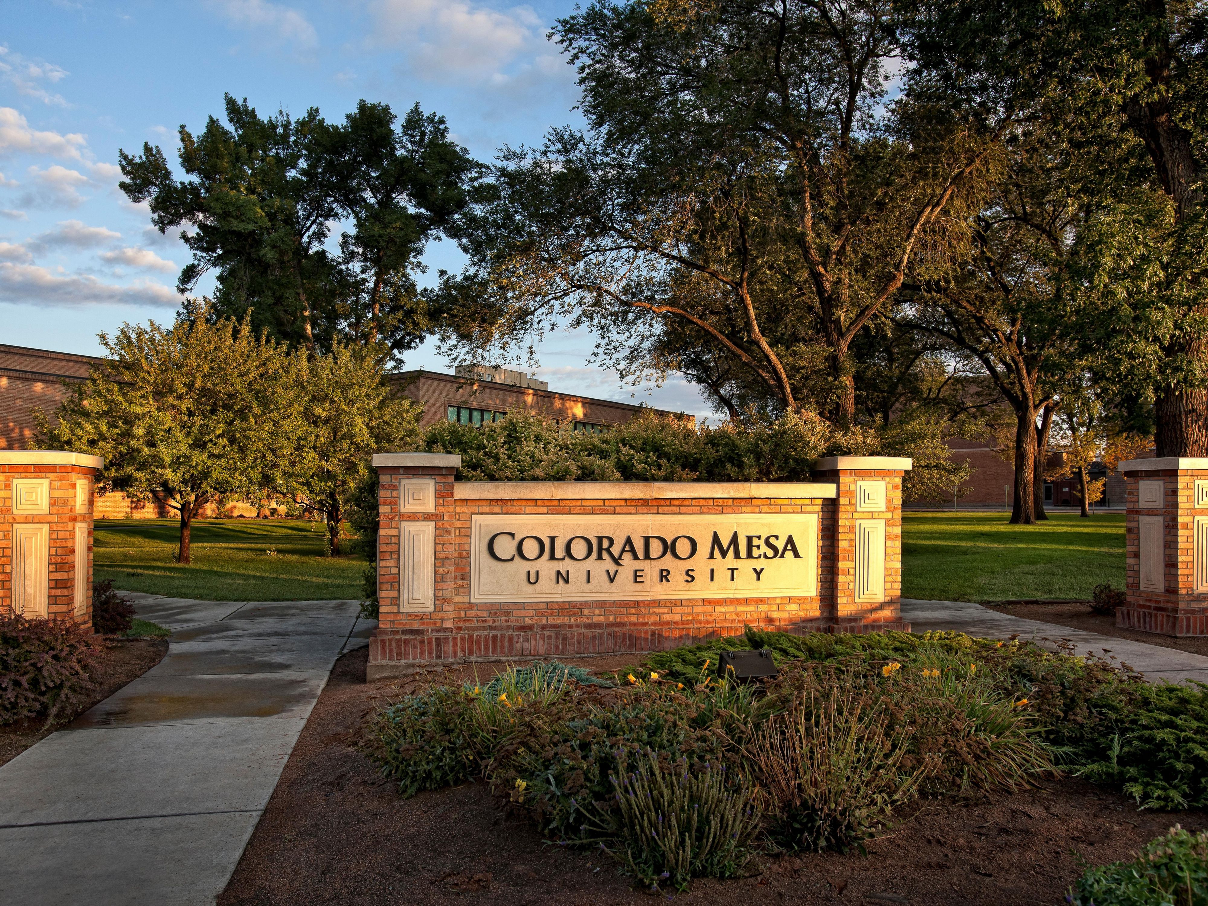 Coming to visit your Mav for Parent's Weekend?  Looking to do a campus tour for your Mav to be?  Stay at the Holiday Inn & Suites-GJ Airport.  Great central location to Grand Junction Airport, I-70 and just minutes to CMU Campus. Complimentary shuttle available Monday through Friday.  Call hotel to arrange transportation.