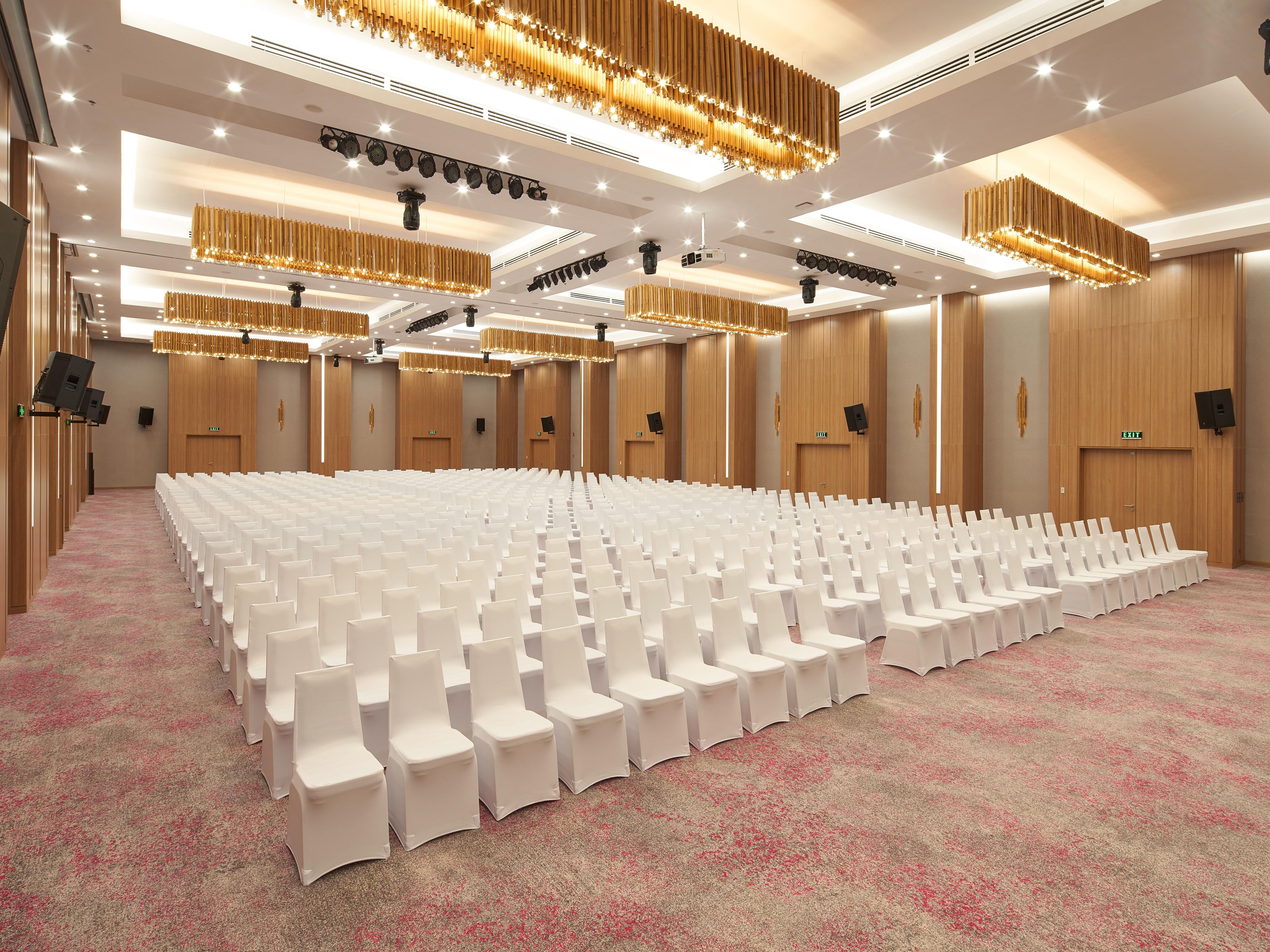 Host meetings and events in our flexible spaces, including our beautiful Song Saigon Ballroom for up to 850 guests. From intimate gatherings to grand galas and elegant weddings, our well-equipped venues, plus catering and planning services ensure your event will be a success.