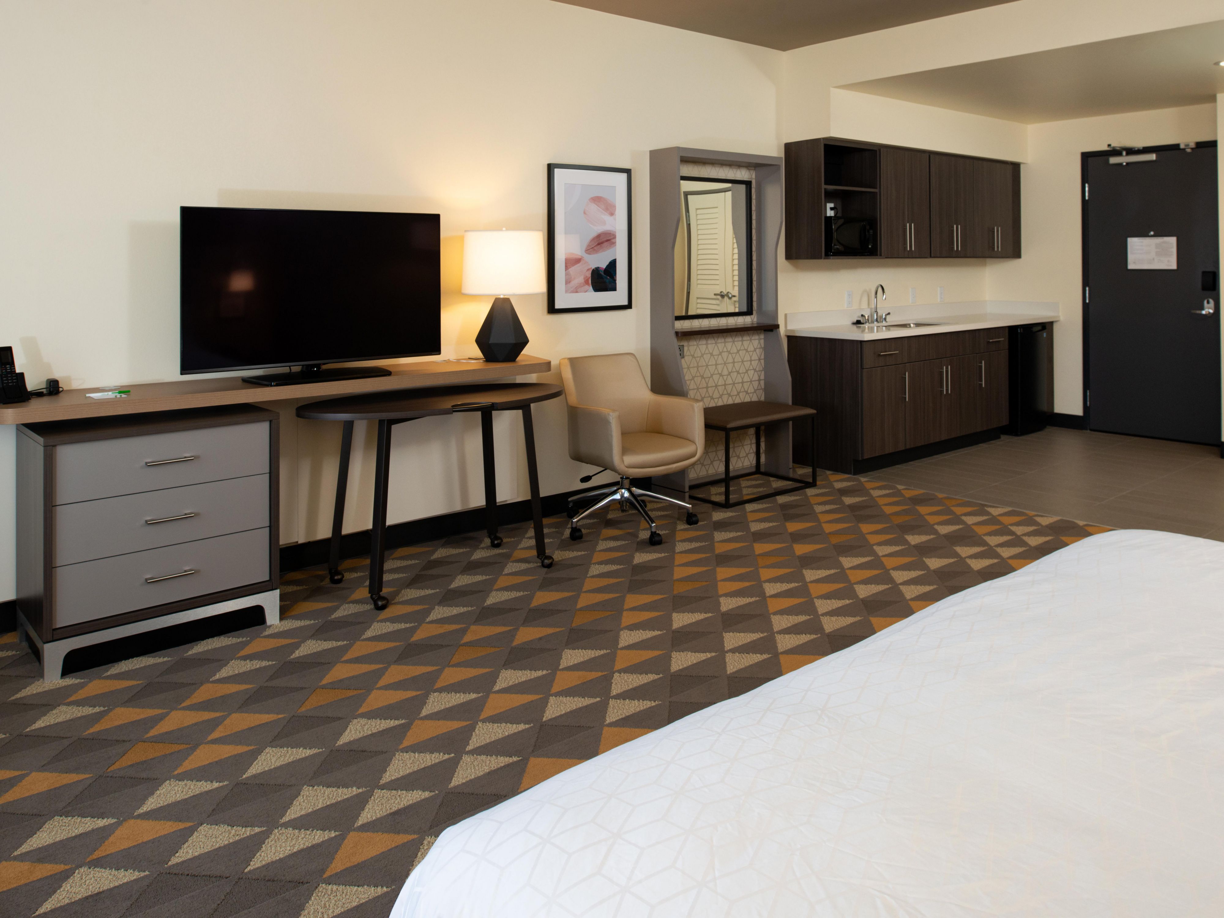 Day use rate for office use or rest between shifts. The room is available from 9am to 4pm and includes a 15USD voucher for your choice of breakfast or lunch in our Burger Theory restaurant. Must check out no later than 4pm. Includes premium high-speed Wi-Fi, printing and fax service and in-room coffee.  