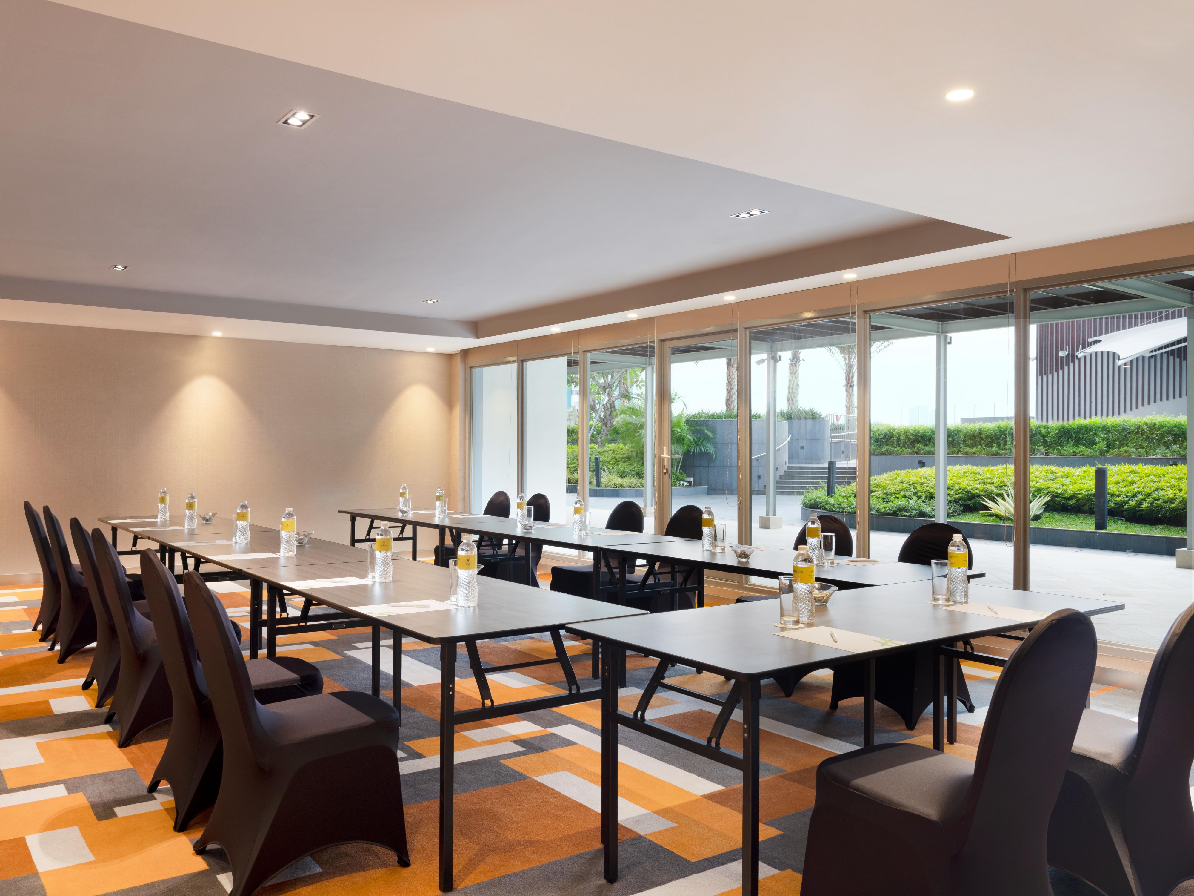 From small meetings and banquets to trade shows and conferences, we can help you plan and host practically any event. Many of our hotels feature more than 700 square metres of event space. And with our full-service meeting facilities including audio-visual support and professional catering, your event is sure to impress.