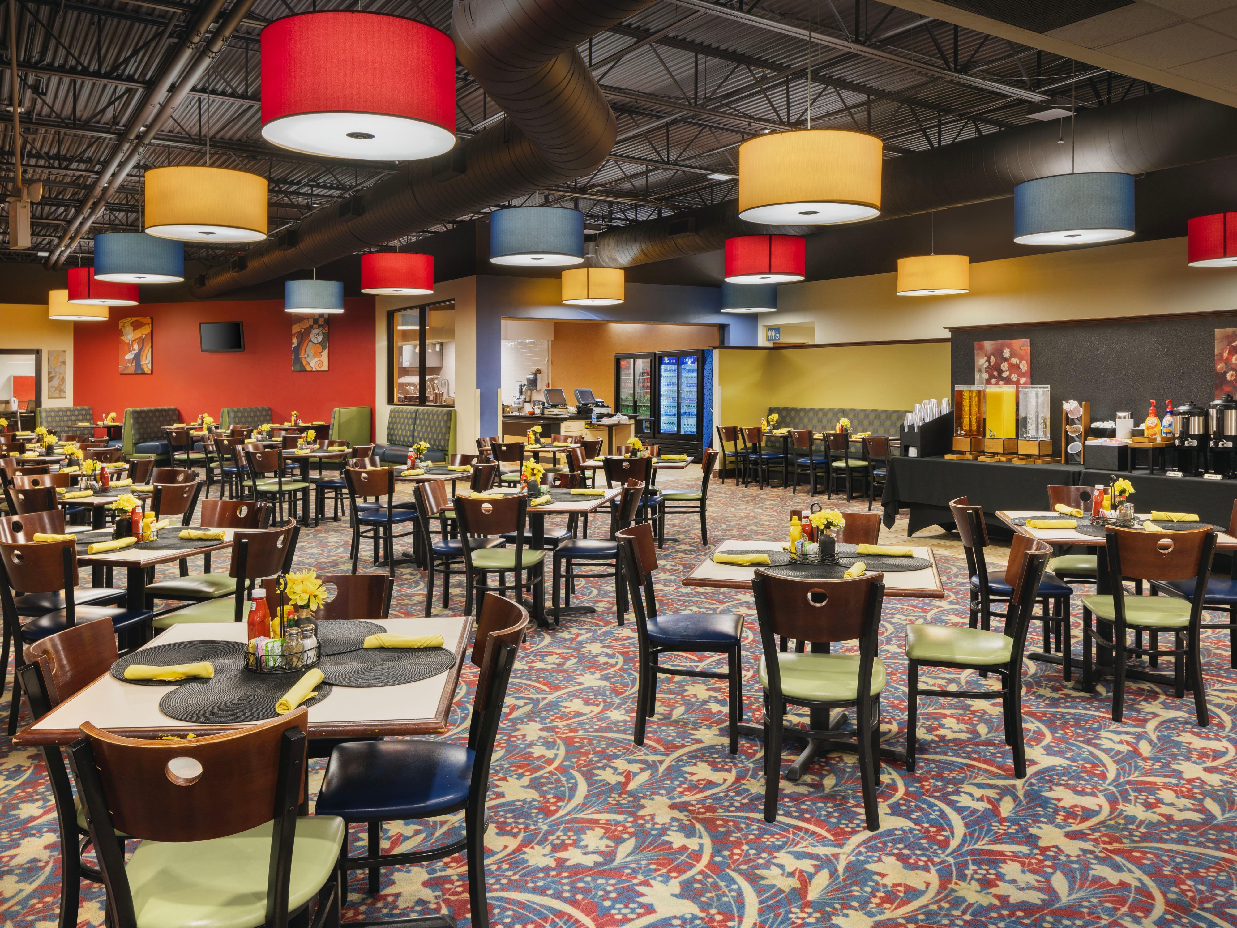 Start your day with a hot and cold breakfast buffet at Trattoria Café. In the evening, unwind at Chianti's Lounge, offering casual salads, sandwiches, and classic burgers, paired with cocktails, beer, or wine from 4:00 PM to 10: 00 PM. Plus, kids under 12 eat free at both restaurants, making your meals enjoyable and affordable!