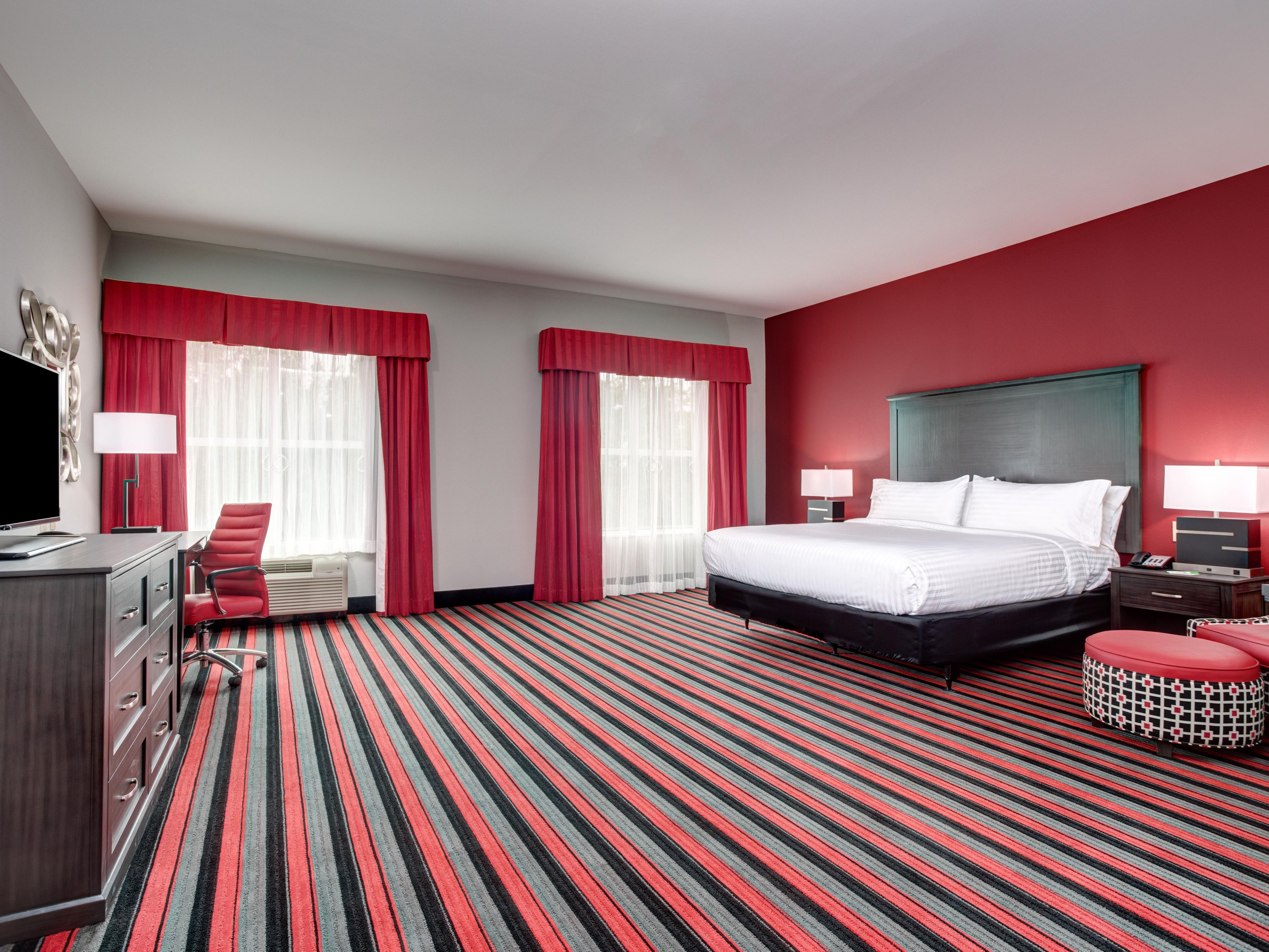 Corporate travelers are sure to love our king deluxe rooms.