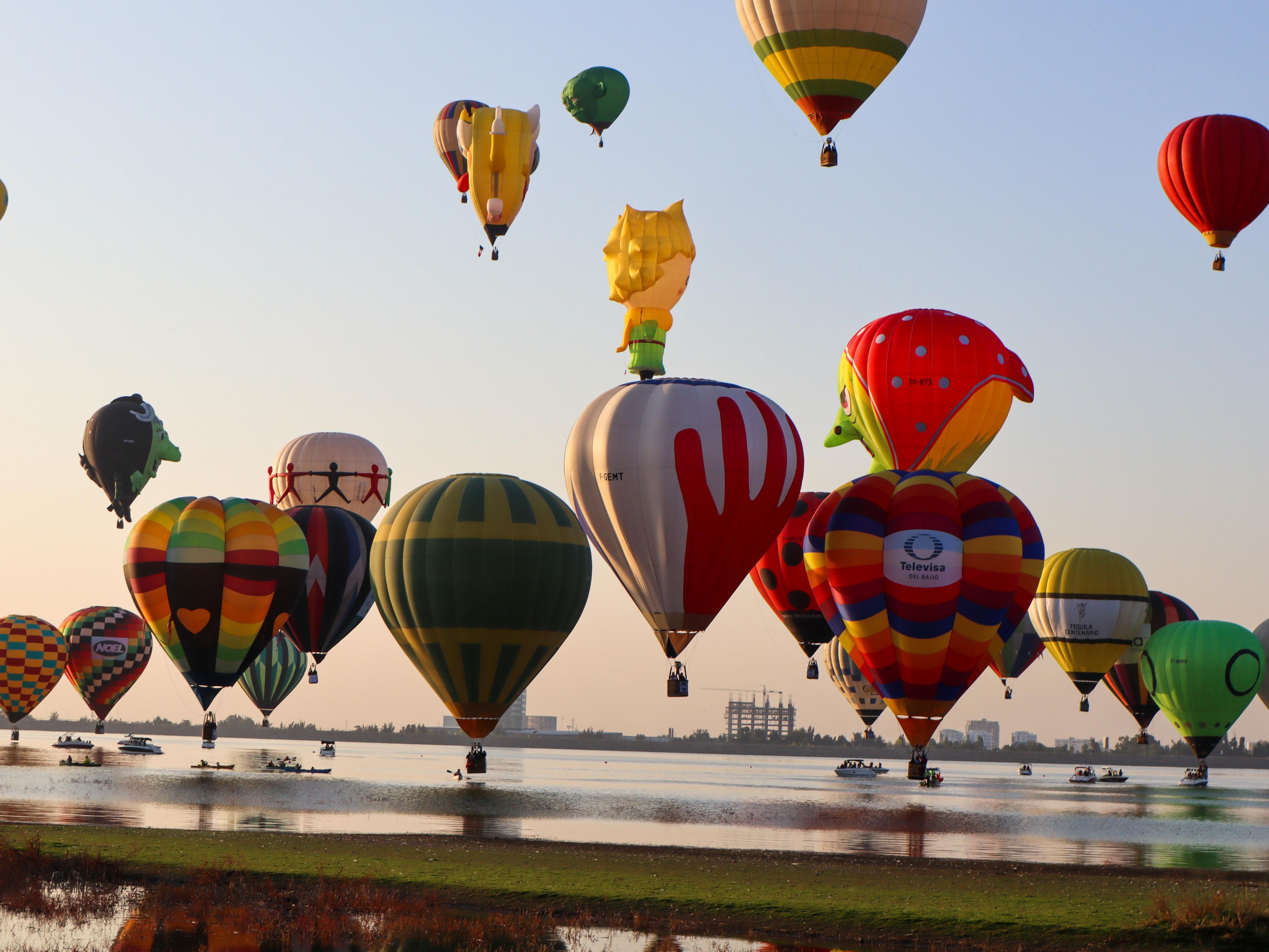A sky full of colors. Enjoy an incredible light and music show with balloons in the sky of León. November 16 to 19.