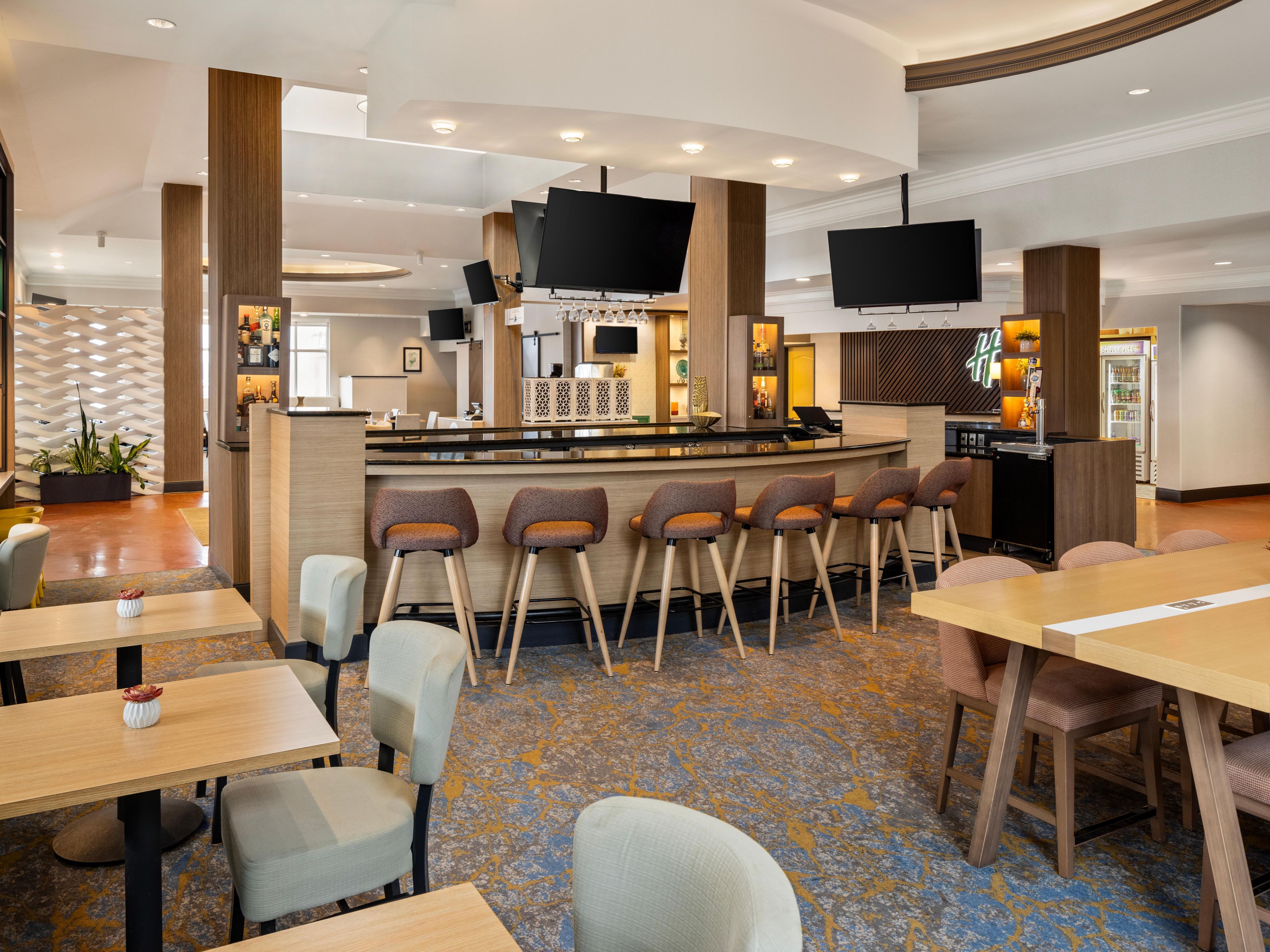 Savor delicious dining without leaving the hotel at our full-service restaurant. Start your day with a hearty breakfast, and unwind in the evening with a flavorful dinner and seasonal cocktails. Prefer a quiet night in? Morning and evening room service brings tasty selections right to your door, so you can relax in comfort.