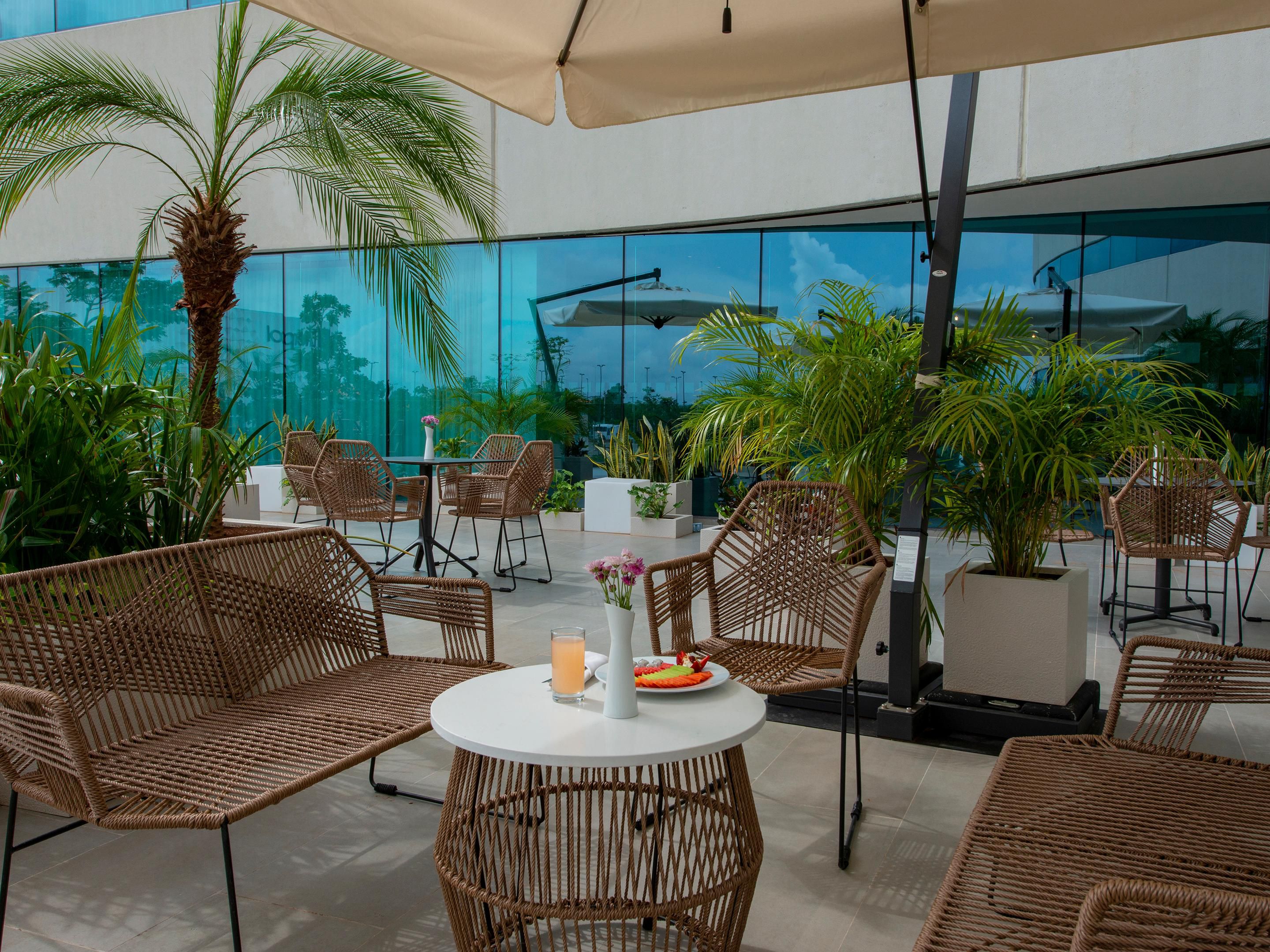 We have spaces that will allow you to meet in a business session or with your loved ones in open spaces.