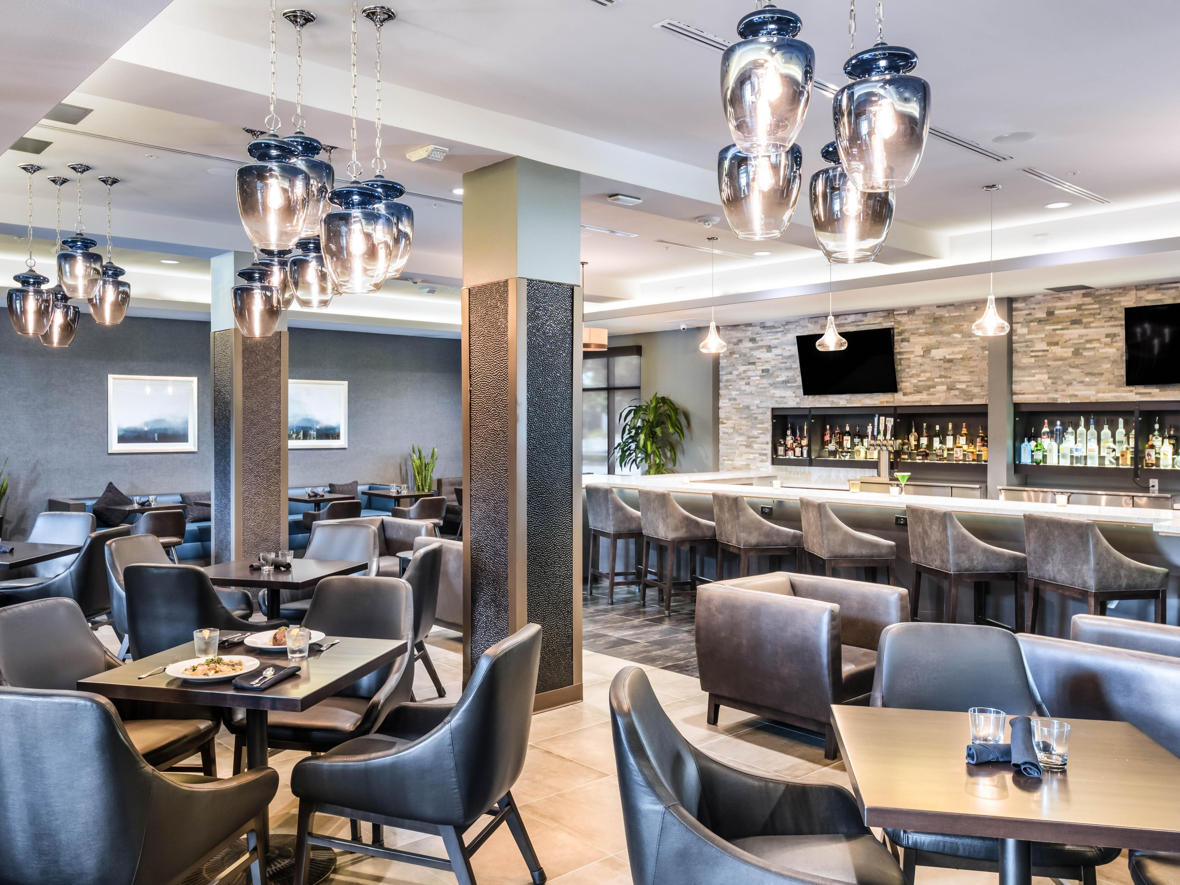 Satisfy your breakfast and dinner cravings at Stratus Restaurant & Bar, where kids under 12 eat free. Enjoy daily specials, happy hour, and a full bar in a lively, welcoming atmosphere. Dine in, take your meal to go, order room service, or unwind with a drink. 