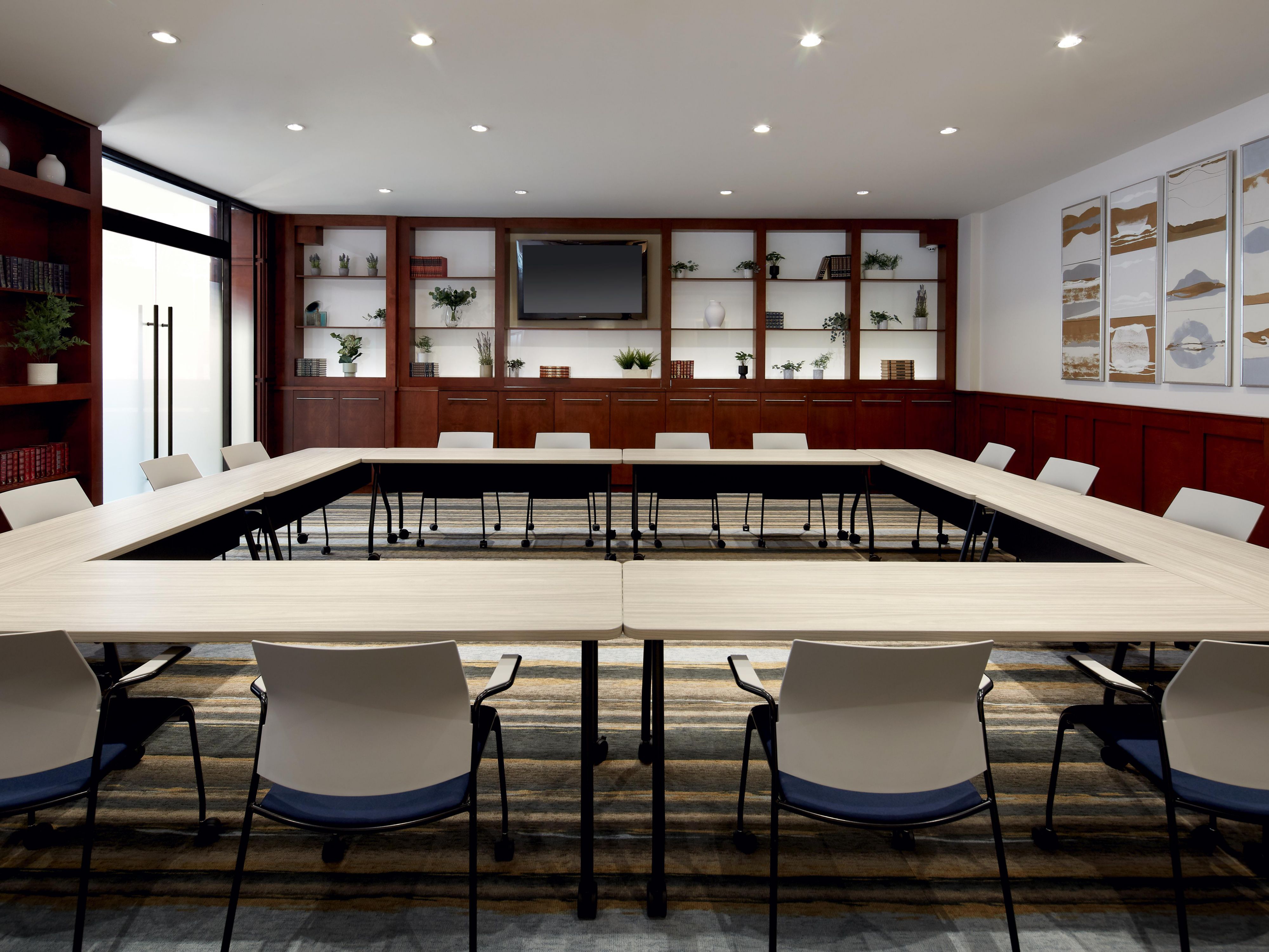 Elevate your next event at the Holiday Inn Montreal Airport! Our four versatile meeting spaces are designed to accommodate both social and business gatherings. At the Holiday Inn Montreal Airport, we provide the perfect setting for productive meetings and memorable celebrations. Let us help you create an exceptional experience for your guests!!