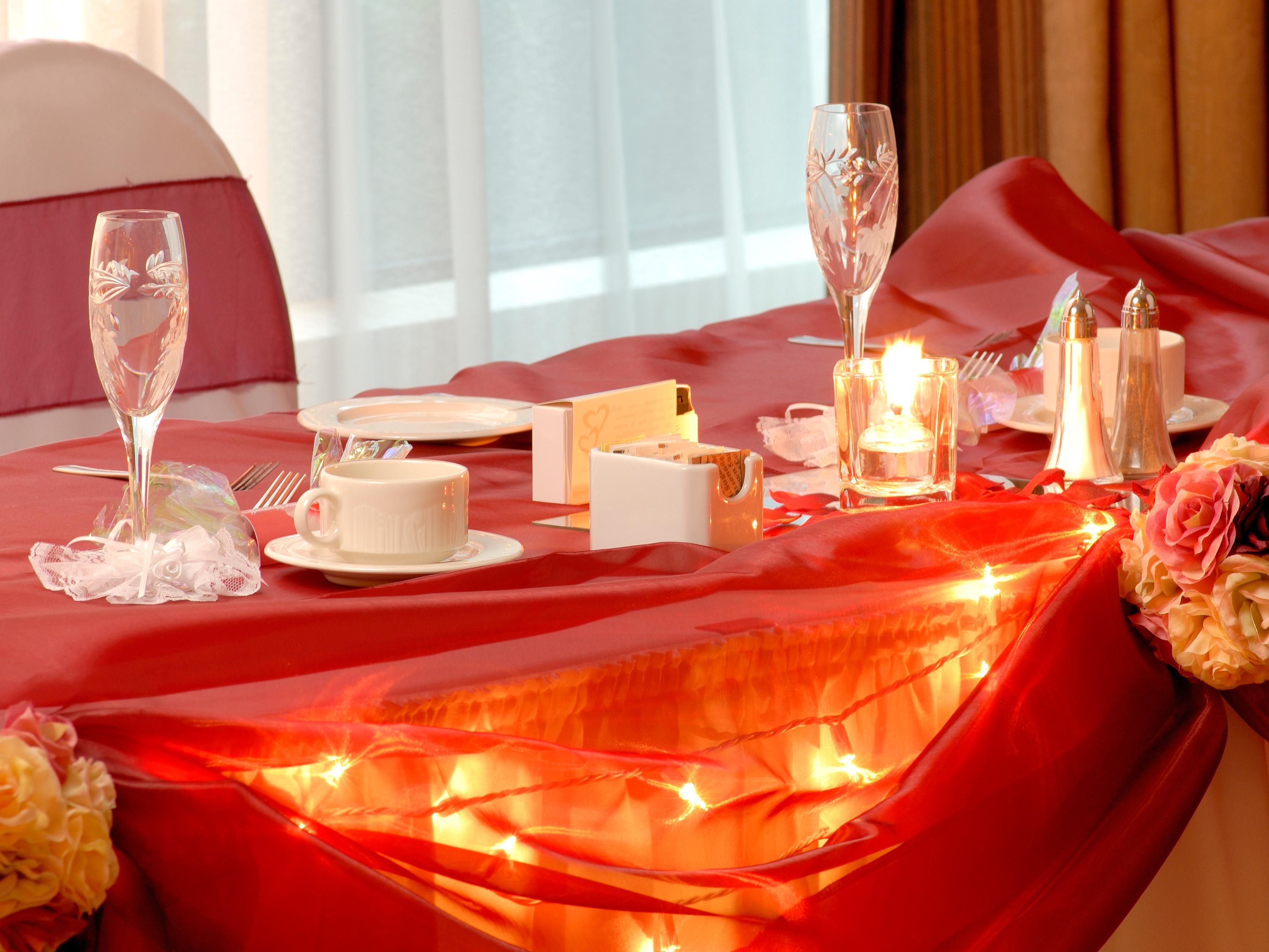 Choose from intimate meeting spaces to a grand ballroom, Holiday Inn & Suites, North Vancouver offers over 1800 sq.ft of indoor event space for your business and professional needs. We also offer complimentary parking and free WiFi with your venue bookings to ensure you experience a stress free and a relaxed event.  