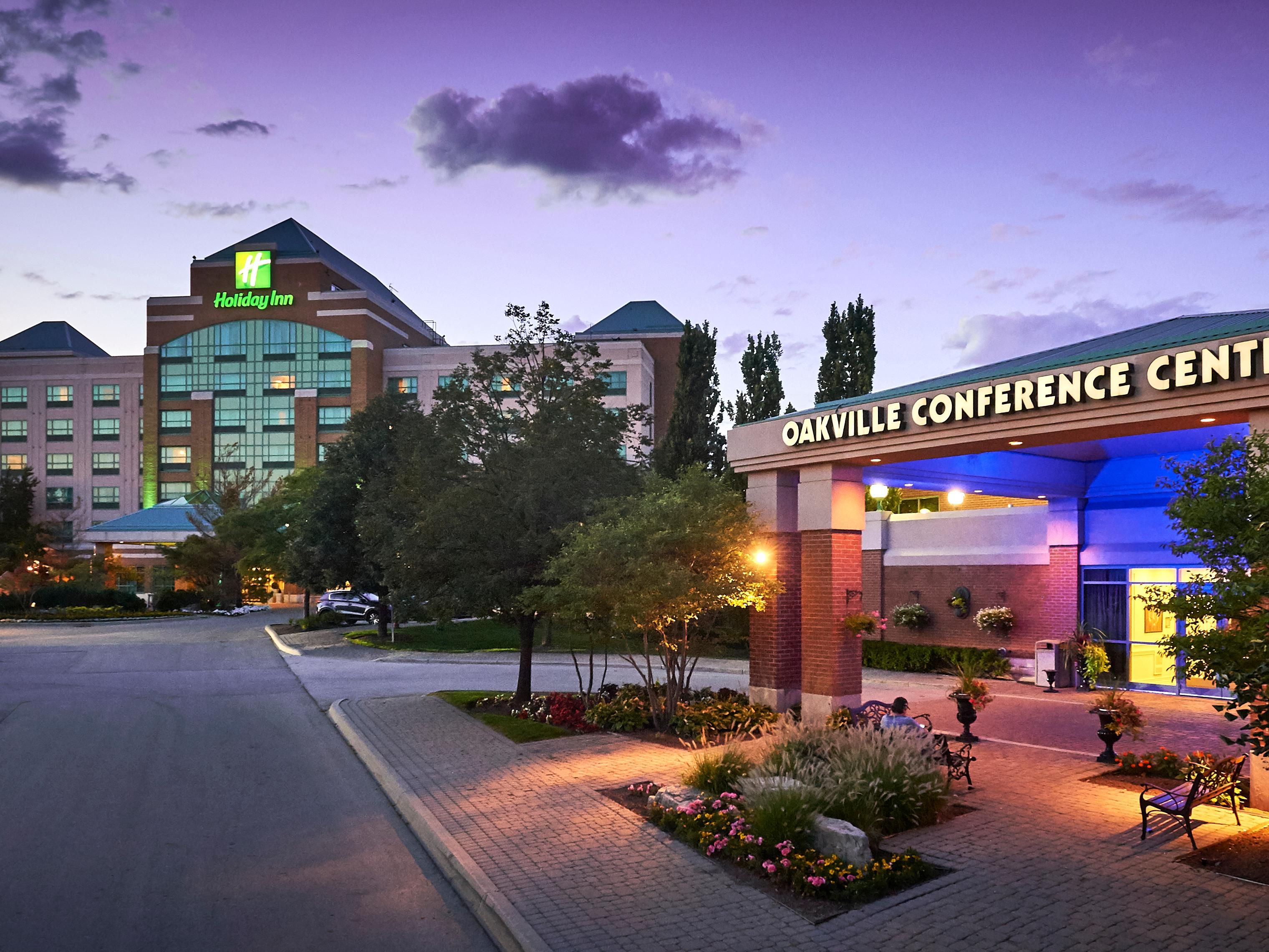 Our hotel in Oakville, Ontario is conveniently located off Queen Elizabeth Way in Bronte. It sits smack-dab in the midway point between Oakville and Burlington, offering easy access to the activities both towns have to offer. The Toronto Pearson International Airport is a short 20-minute drive away. 