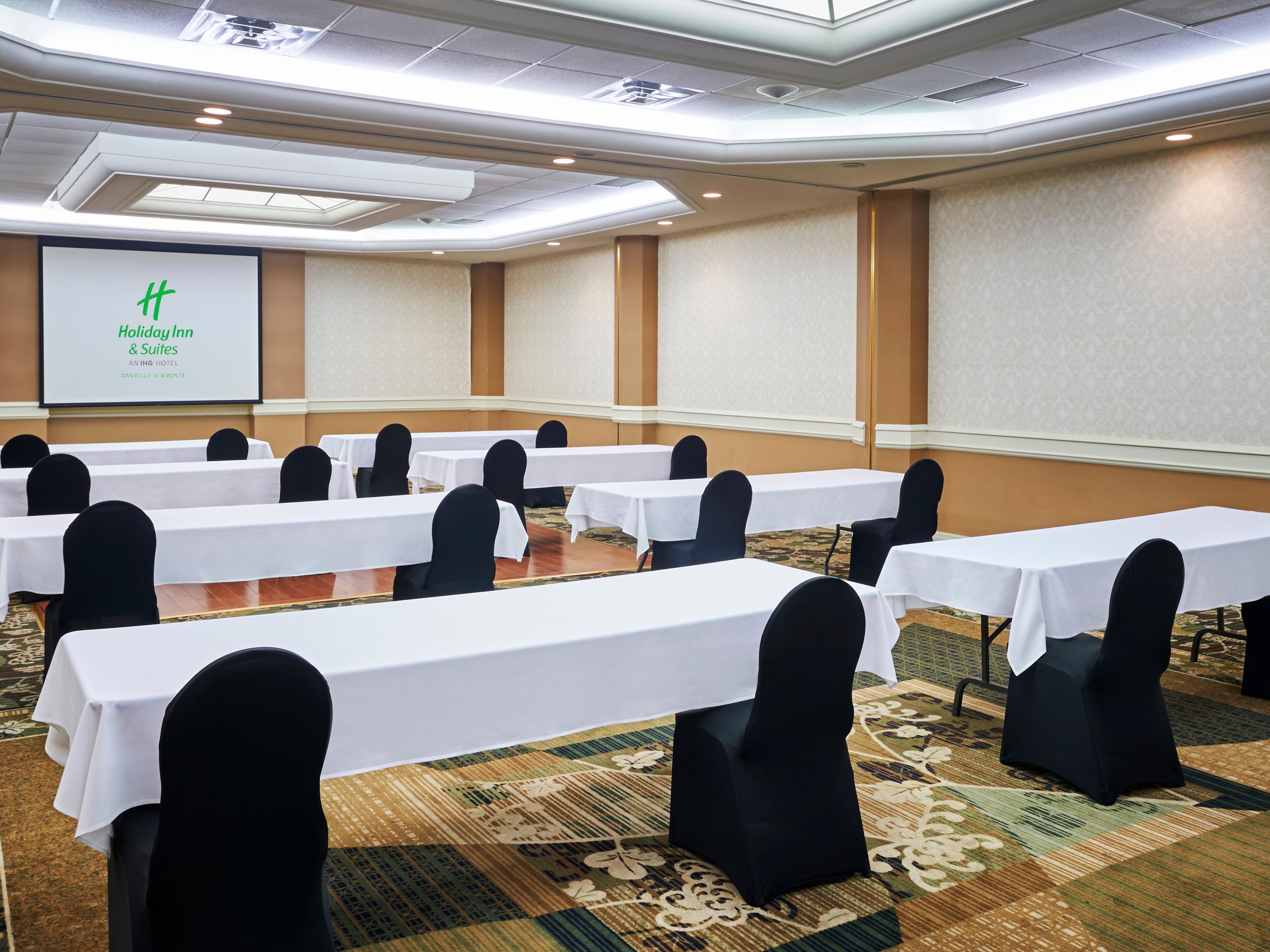 Do you need a place to host a conference, business meeting, or reception? Our Oakville hotel offers 7,000 square feet of flexible meeting space to suit your needs. If you're going big, you can book space at the 34,000-square-foot Oakville Conference Centre next door. 
