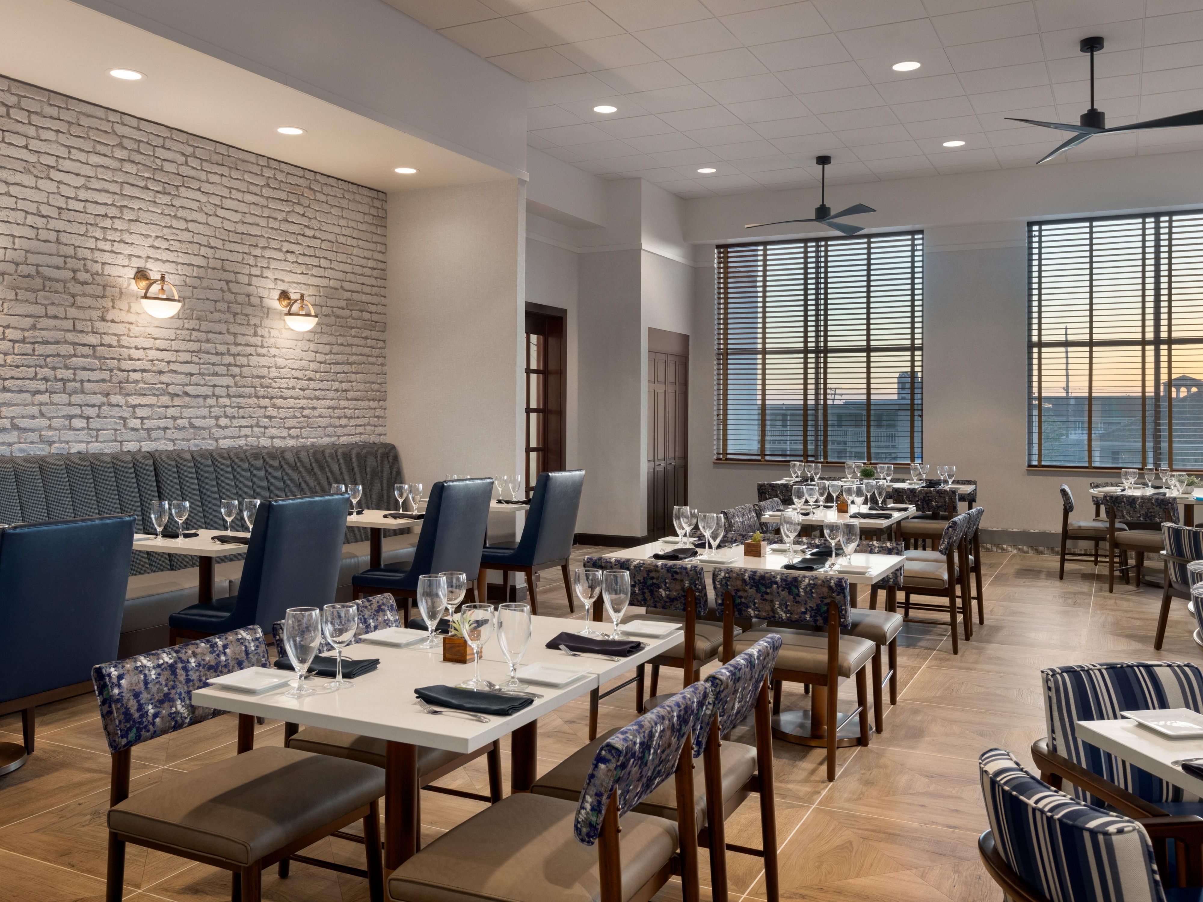 Catch breakfast, lunch, or dinner at the unique Coral Reef Cafe, situated in our three-story atrium, or indulge in exotic fine dining at Coral Reef Restaurant specializing in locally sourced seafood. In season, enjoy poolside favorites and refreshments at The Deep End Poolside Bar & Grill.