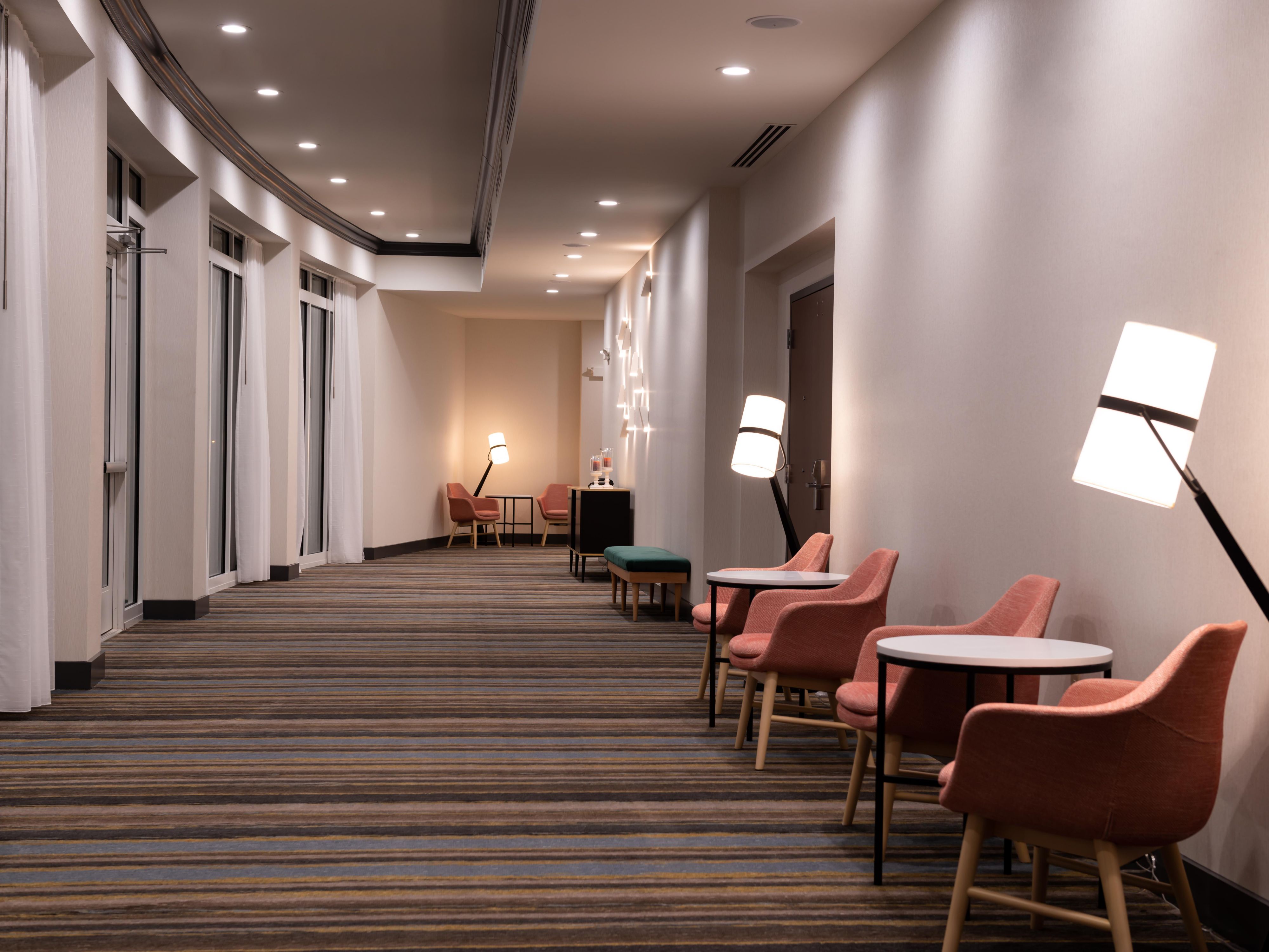 Planning a business meeting or special event? Our hotel offers a versatile meeting room encompassing 1,445 sq ft, complete with pre-function space and on-site catering options. With modern amenities and a convenient location, Holiday Inn & Suites Orlando I-Drive Theme Parks is an ideal choice for your next gathering.