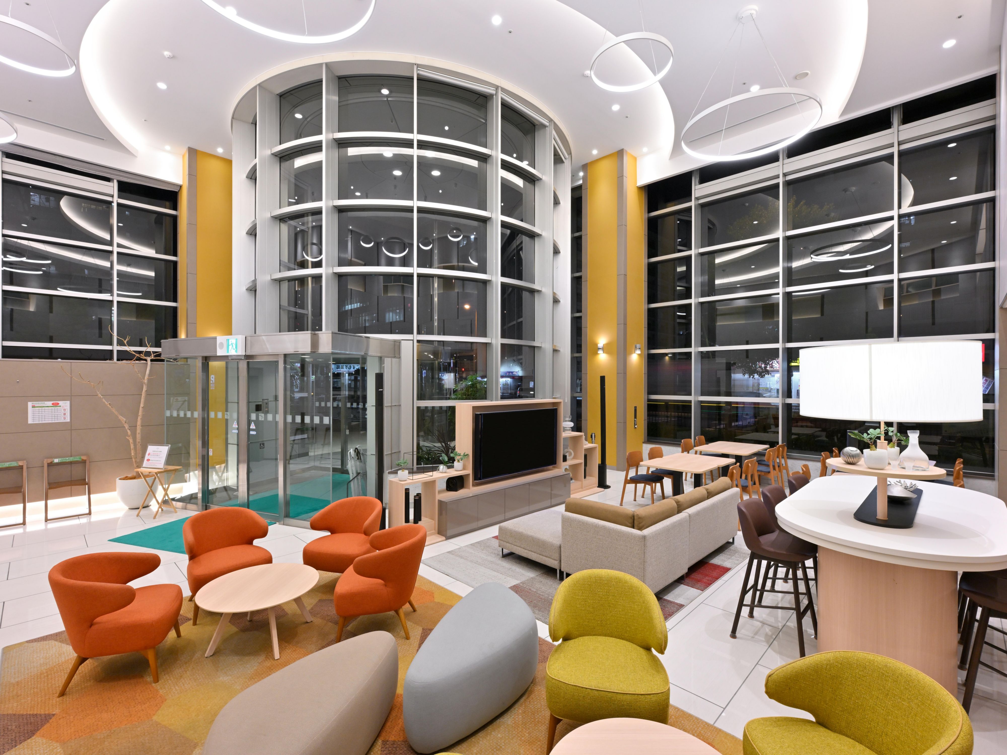 We welcome you in our spacious lobby.