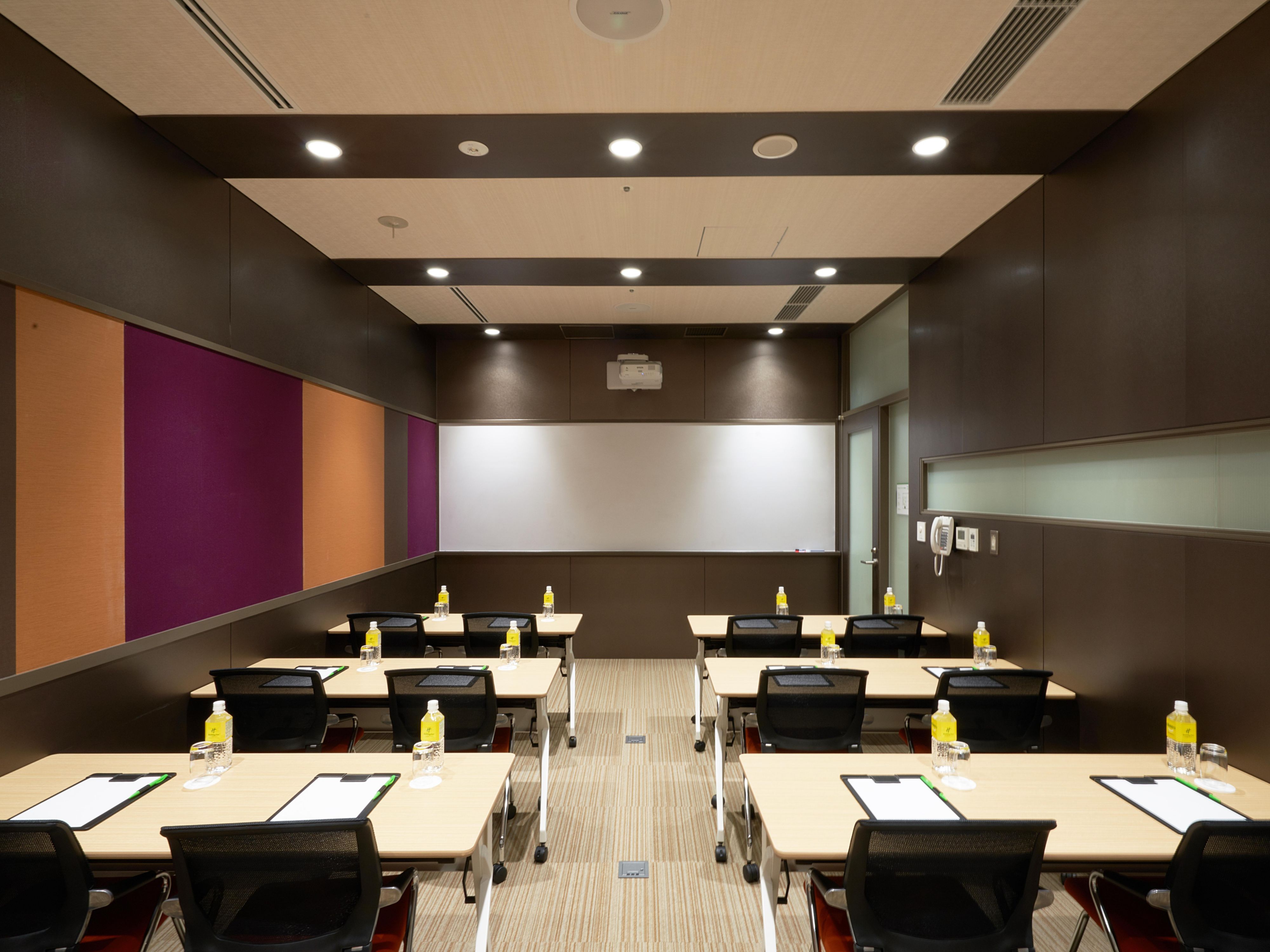 There are two 25 ㎡ meeting rooms on the basement level.
By removing the partitions in the meeting rooms, the rooms can be expanded to 50㎡

We can also arrange for refreshments during the meeting and a reception party after the meeting.
We also offer a Business Meeting Plan to ensure the success of your meeting.