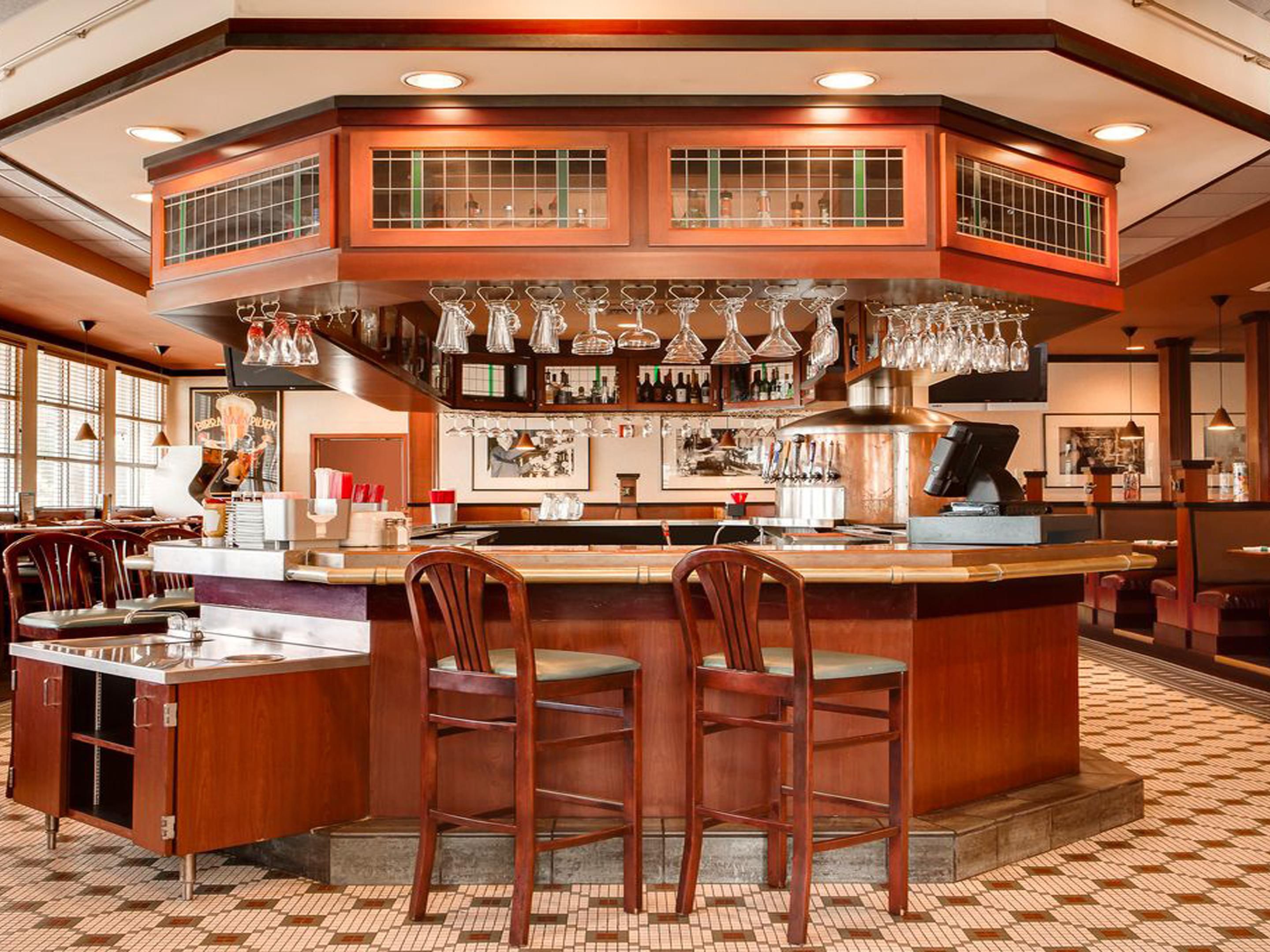 Pizza. Pasta. Beer & Wings. At Green Mill we do all those and more, and we do them just the way you like them! We have a menu ready to cater to any of your cravings in an atmosphere that is uniquely comfortable and family friendly.

From the menu to our genuine service, everything we do at Green Mill is focused on one thing – Your satisfaction.