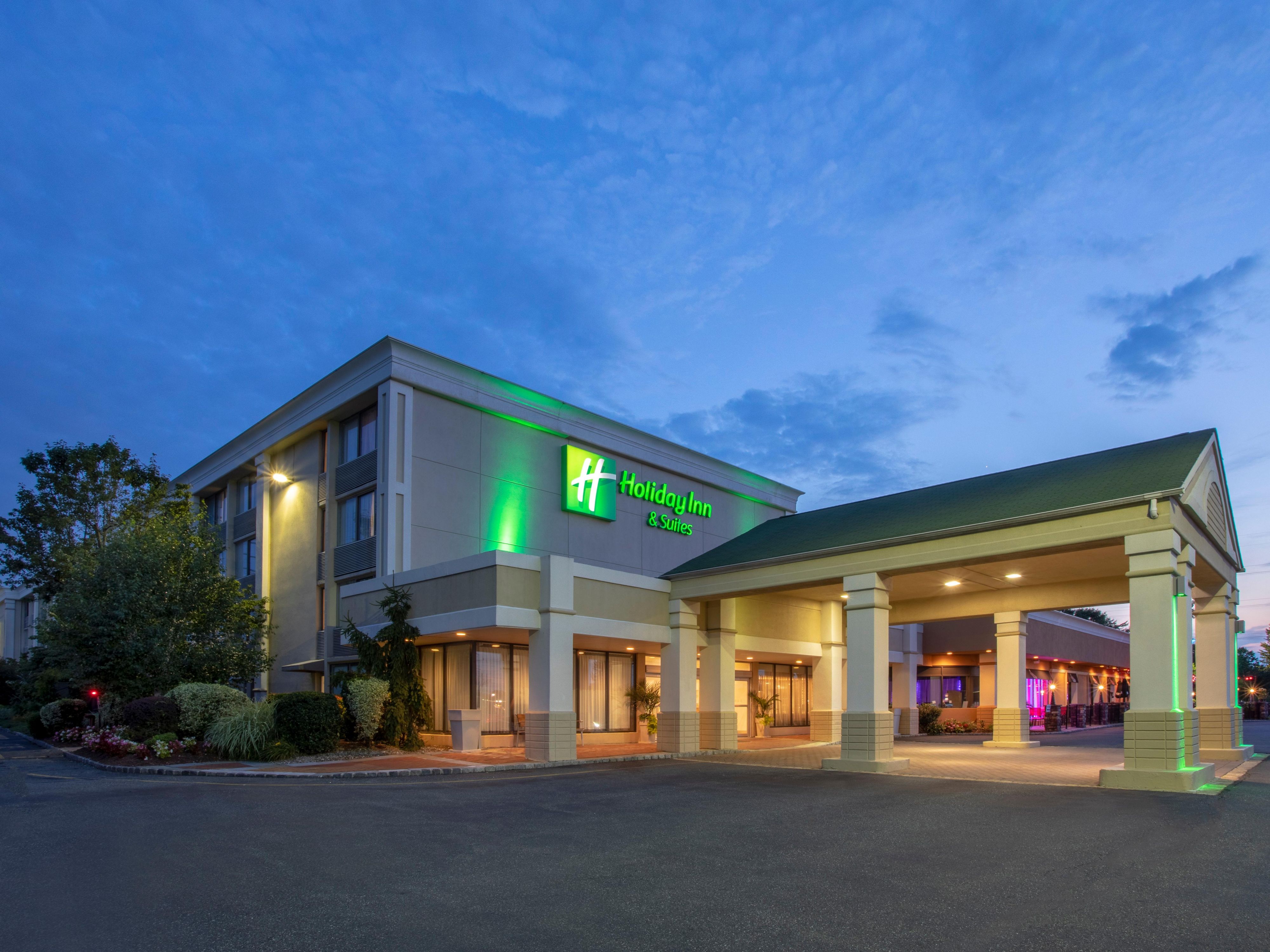 Our hotel in Parsippany, NJ, is ideal for both business and leisure travelers. You're close to business hubs like the Mack-Cali Business Campus. Explore the Garden State with nearby attractions like the Mayo Performing Arts Center, MetLife, Morristown National Historical Park. Our location near the intersection of I-80 and I-280 makes travel easy! 