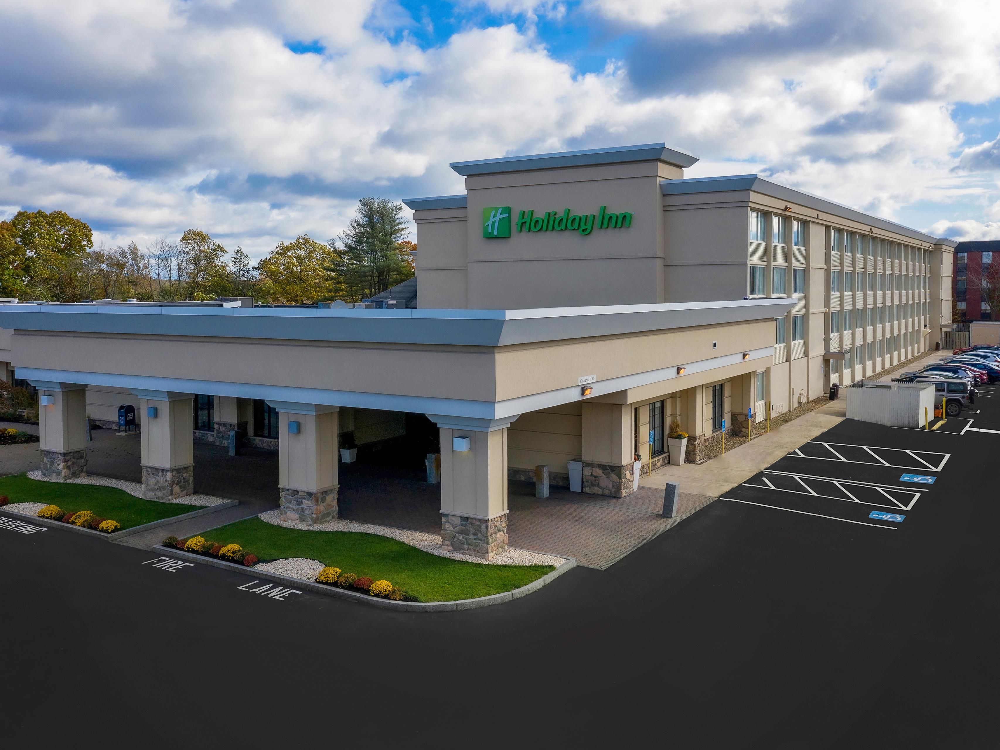 Welcome to Holiday Inn & Suites in Peabody, MA!