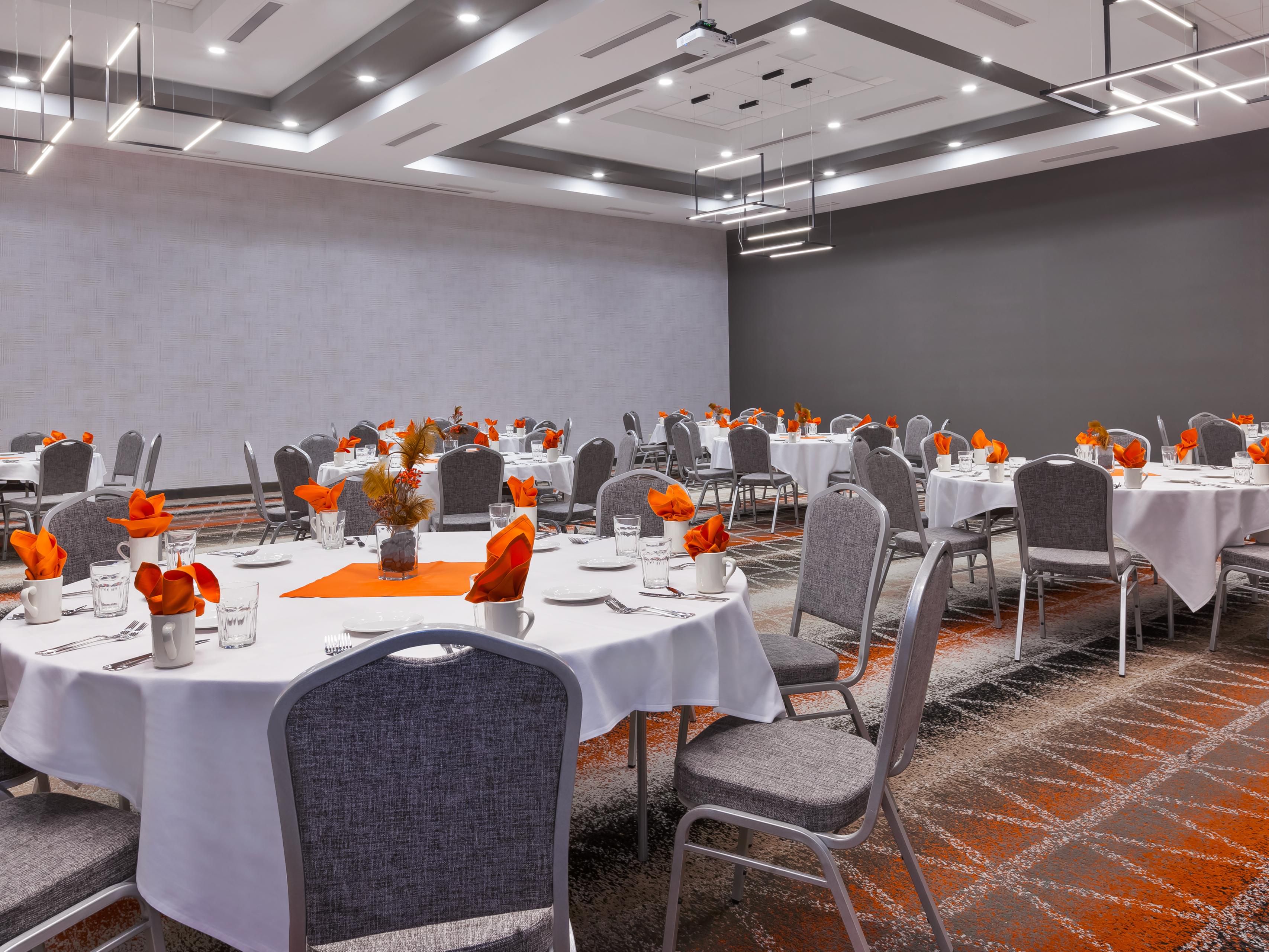 The IHG Pivotal Meetings hotel seal means this hotel has exceeded standards in guest and planner satisfaction, has new or renovated meeting space, and catering expertise. 