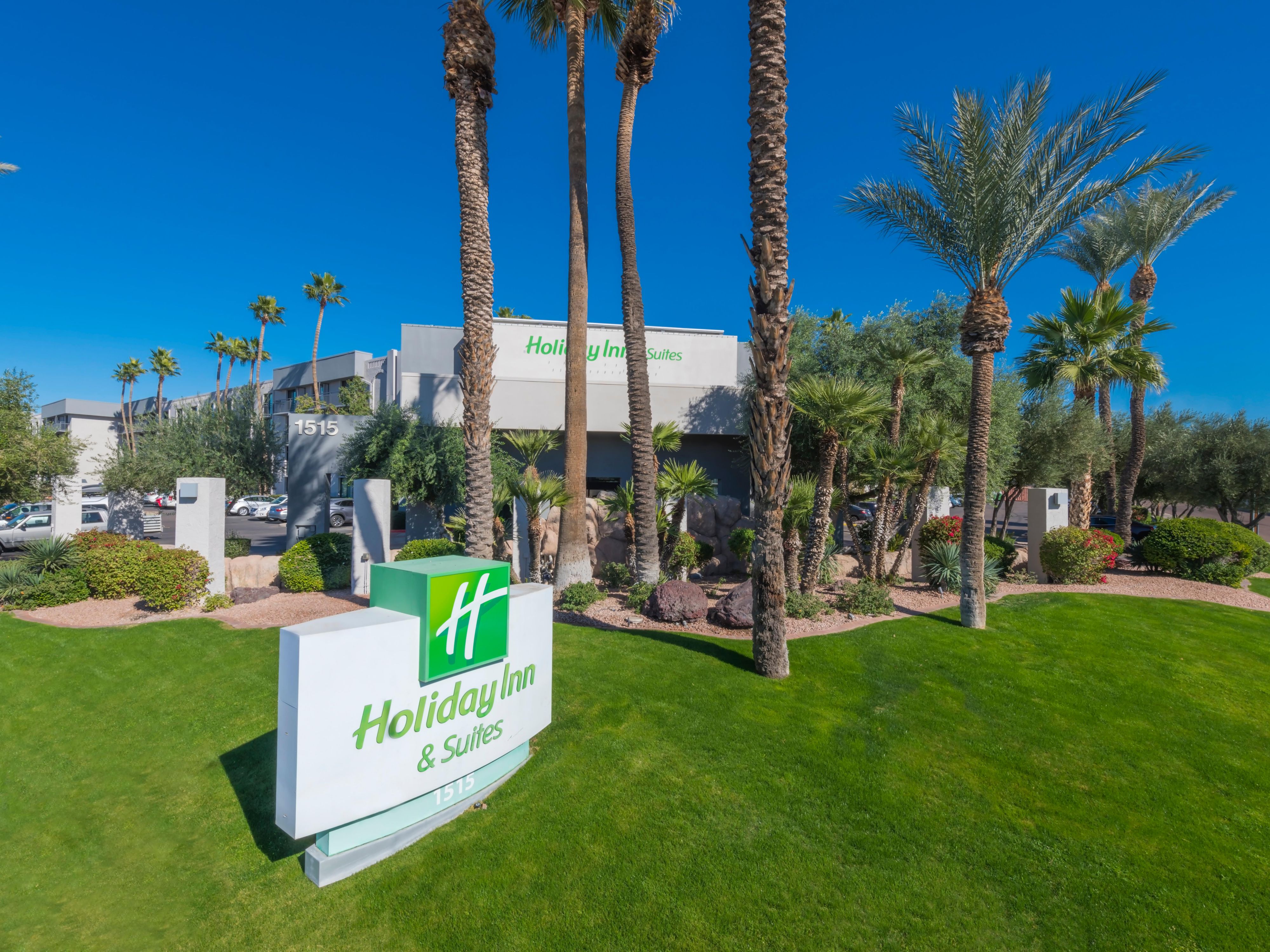 Welcome to Holiday Inn & Suites Phoenix Airport North