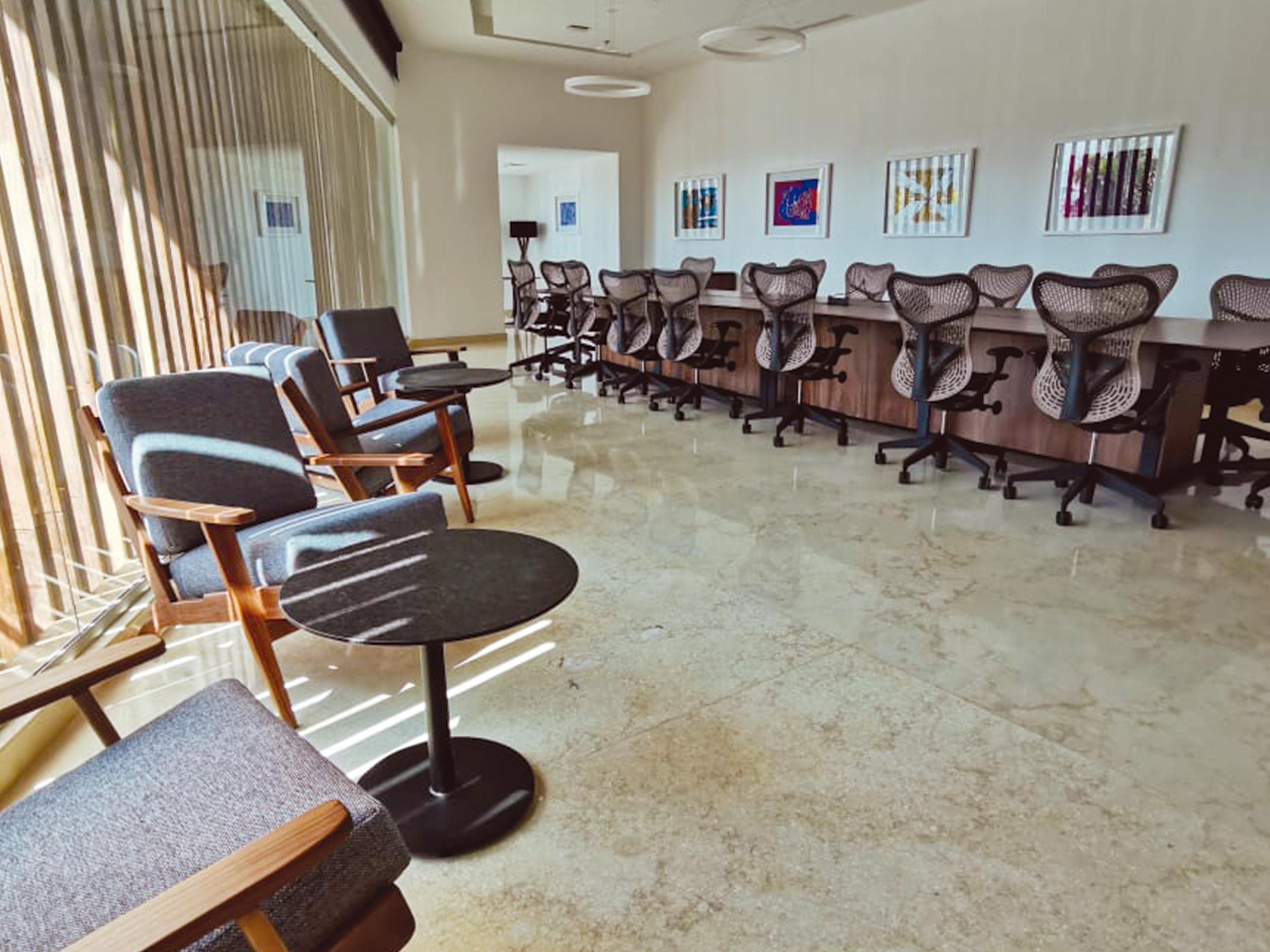 Make the most of our meeting rooms and spacious lounges with modern equipment. We have 4 rooms for very select meetings, 3 functional rooms for face-to-face or hybrid conferences with food and beverage service. Capacity up to 400 people in auditorium, plus greater security and a better experience. Reservations at 322 150 6943 Mail ventas@hiepvr.com