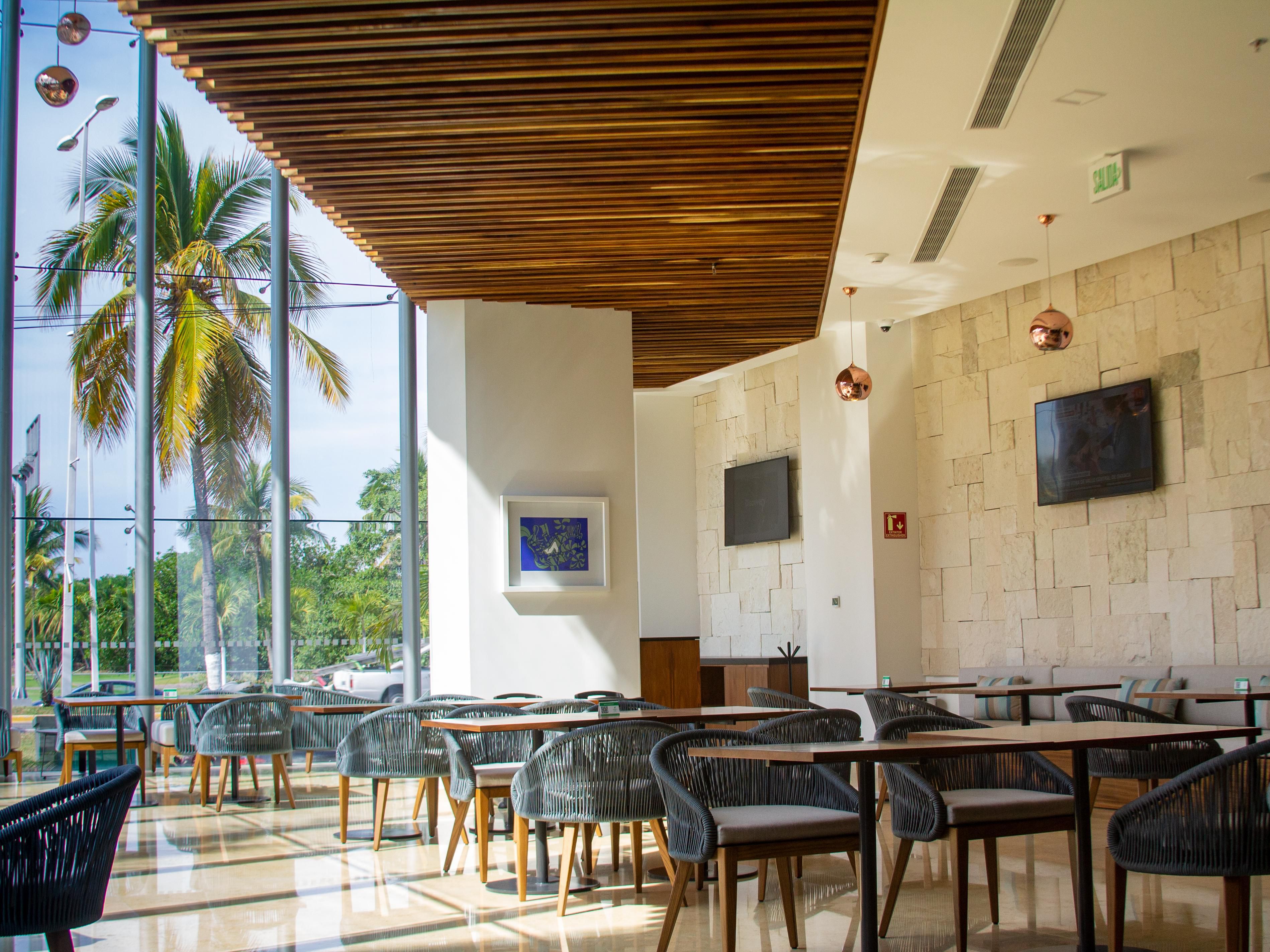 Delight yourself with a wide variety of dishes and specialties of local and international cuisine a la carte for lunch and dinner. In addition to our exquisite Buffet Breakfast, the Lobby Bar Mantarraya with Happy Hour special 2x1 from 12:00 pm to 10:00 pm with excellent Cocktails and signature Mixology Menu and Pool & Snack Bar.