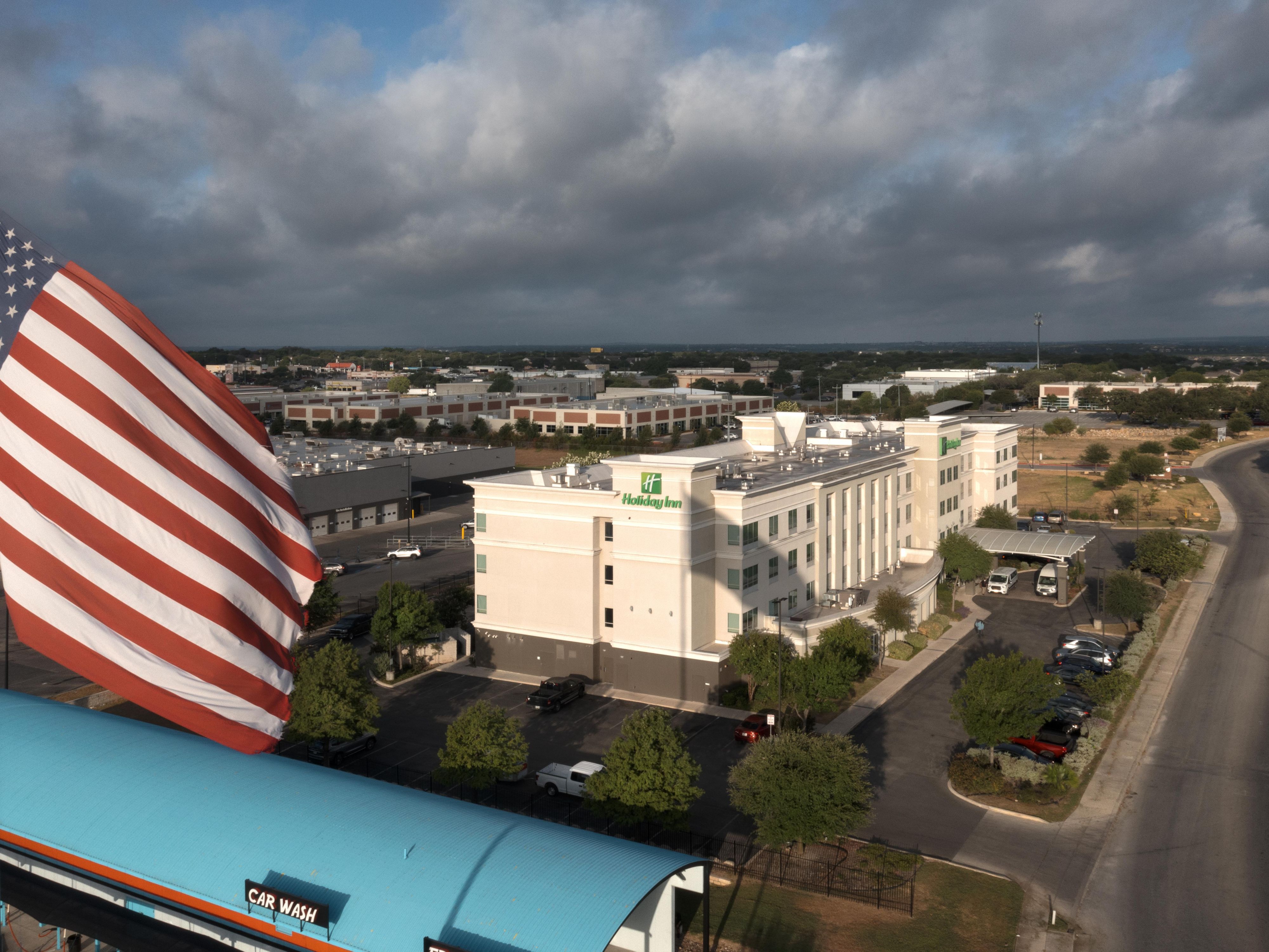 Discover the perfect home base for your San Antonio getaway. Our unbeatable location puts you just moments from attractions like Six Flags Fiesta Texas and The Shops at La Cantera. With easy access to all the Alamo City has to offer and close proximity to the university, we’re an ideal choice for both adventure seekers and campus visitors alike.