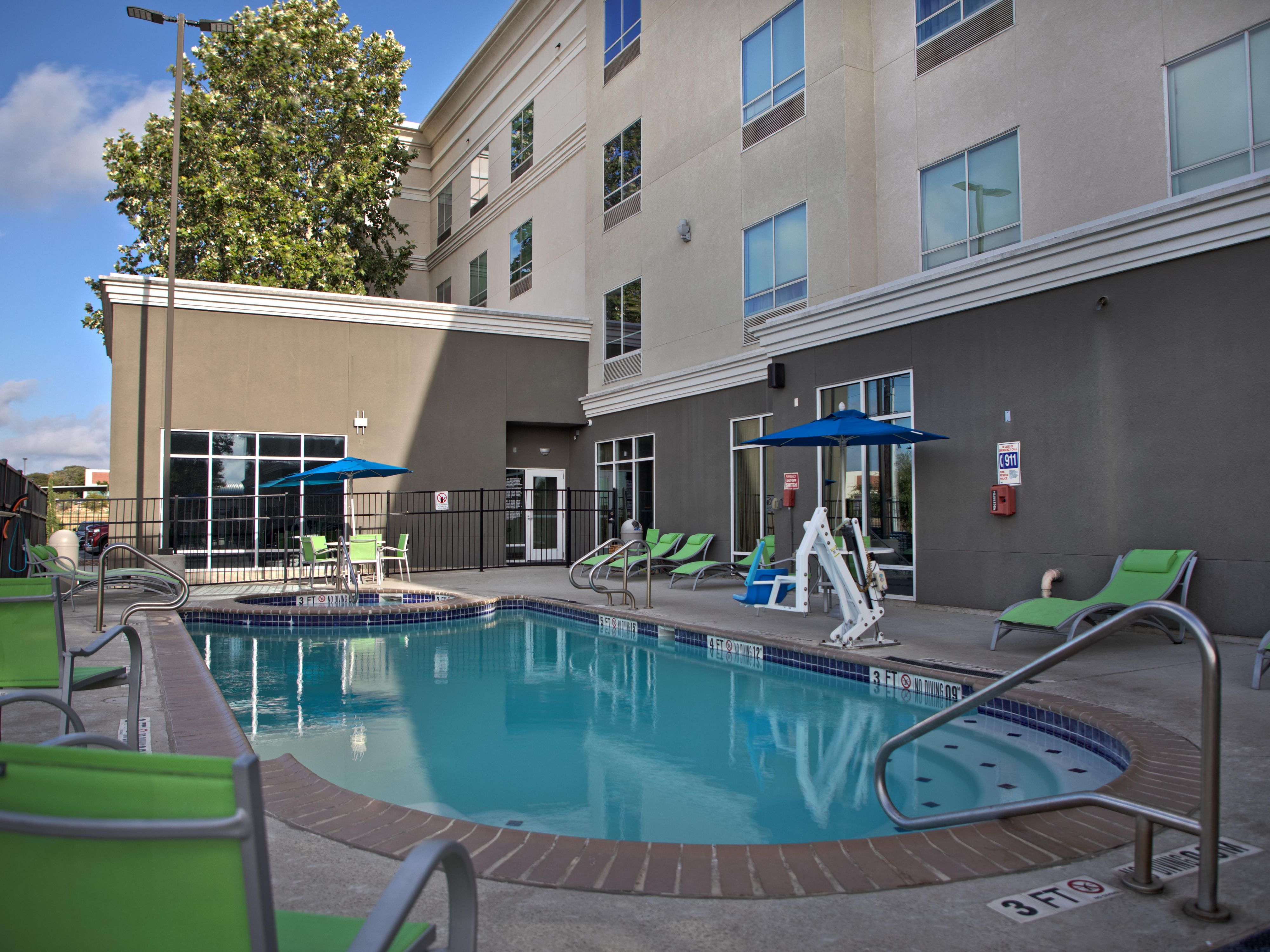 Beat the San Antonio heat with a refreshing escape to our sparkling outdoor pool. Enjoy a relaxing dip, let the kids play and splash, and melt your stress away in the soothing whirlpool. It’s the ideal spot for the whole family to unwind and make the most of a sunny Texas day.