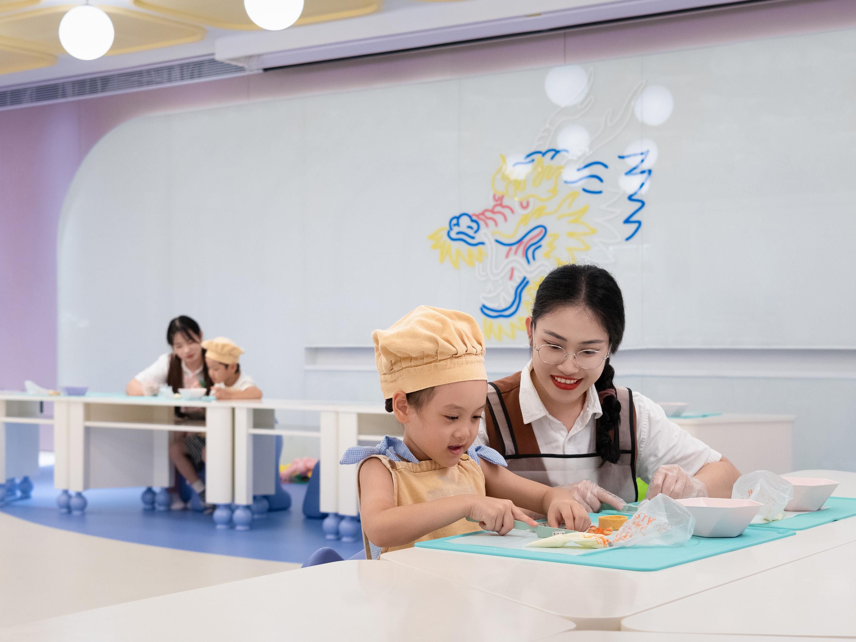 酒店专属打造3800平米的热带雨林主题亲子游乐区，包含太阳乐园、月牙剧乐部、云朵泳池、银河动漫区及沙滩游乐区。由专业机构运营的全天候亲子游学团康活动，带来寓教于乐的休闲度假体验。