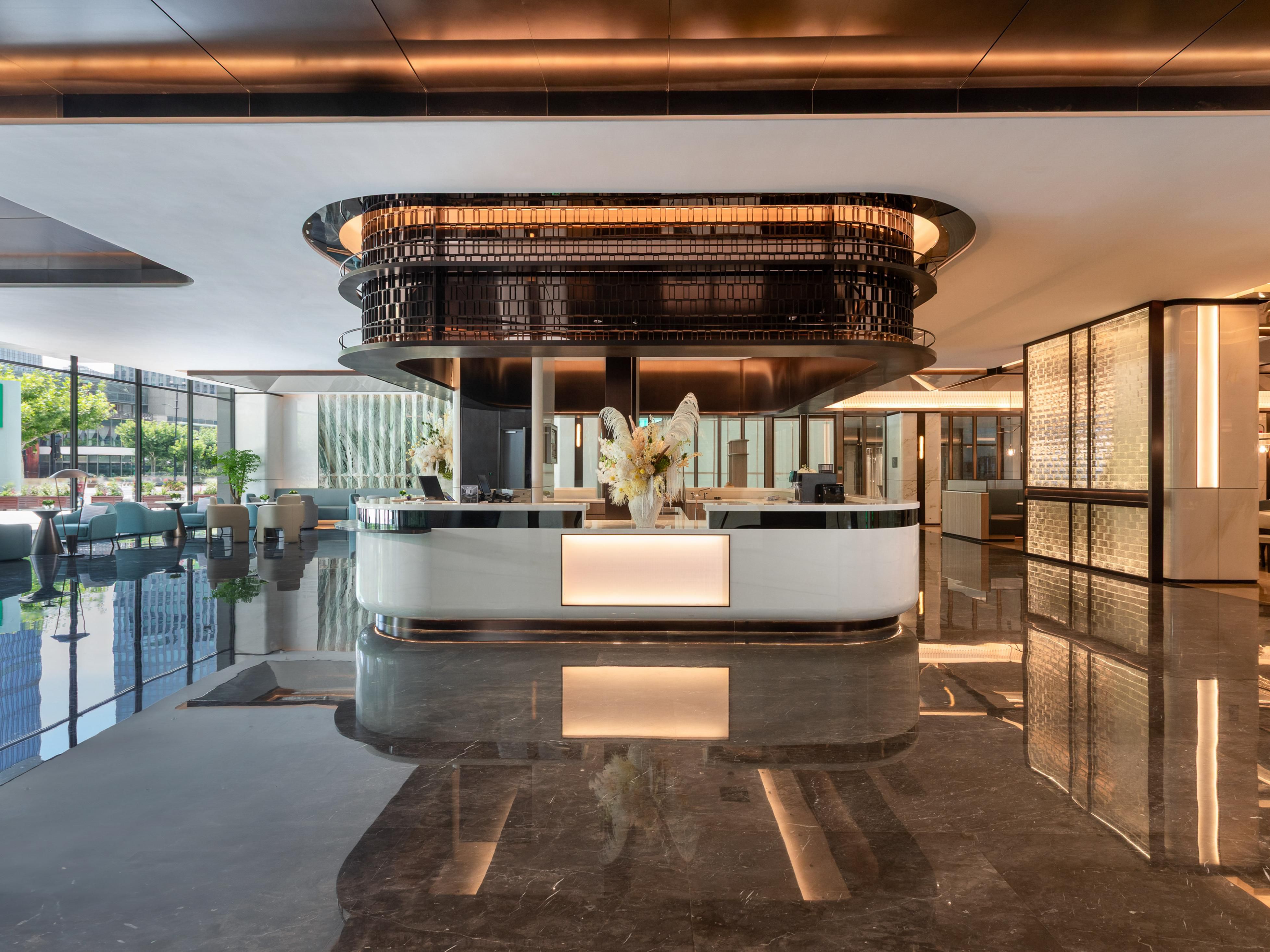 大堂酒廊设有27个座位，廊兼具休闲、社交及商务功能，美景相伴，佐以精致点心饮品或下午茶度过轻松惬意时光。