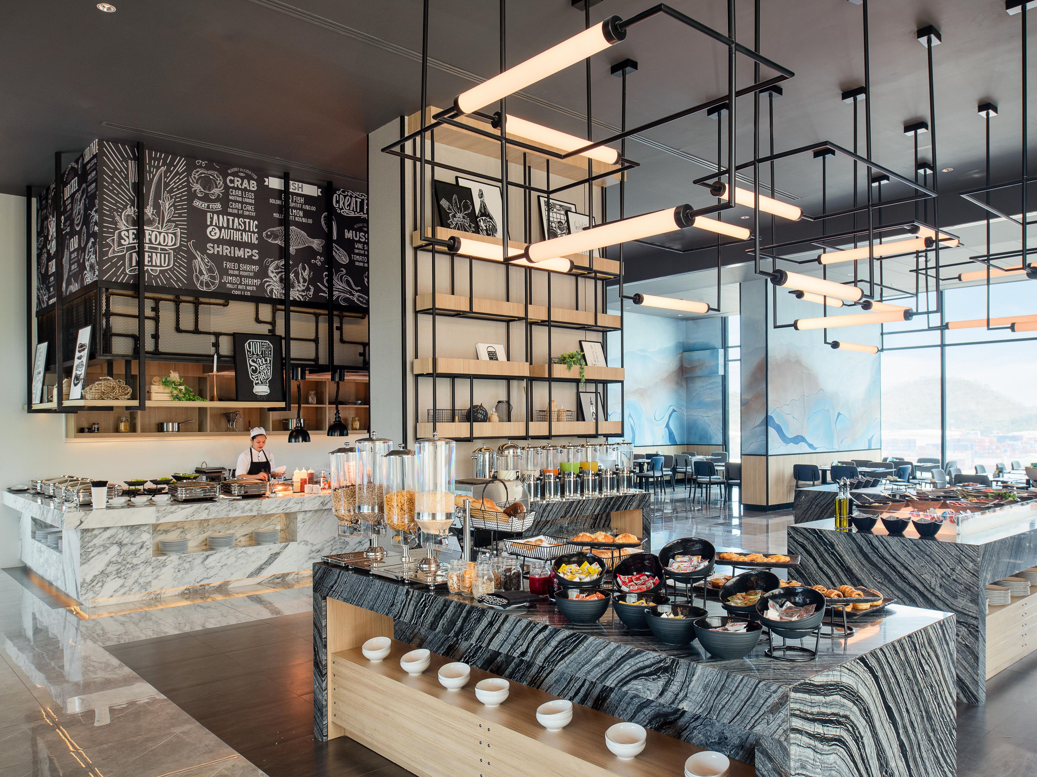 Enjoy Delicious Dining Options

Enjoy a delicious local authentic and International favourites in the hotel's Level 8 while enjoy the view of Siracha's city view. A 24-hour room service is also available.