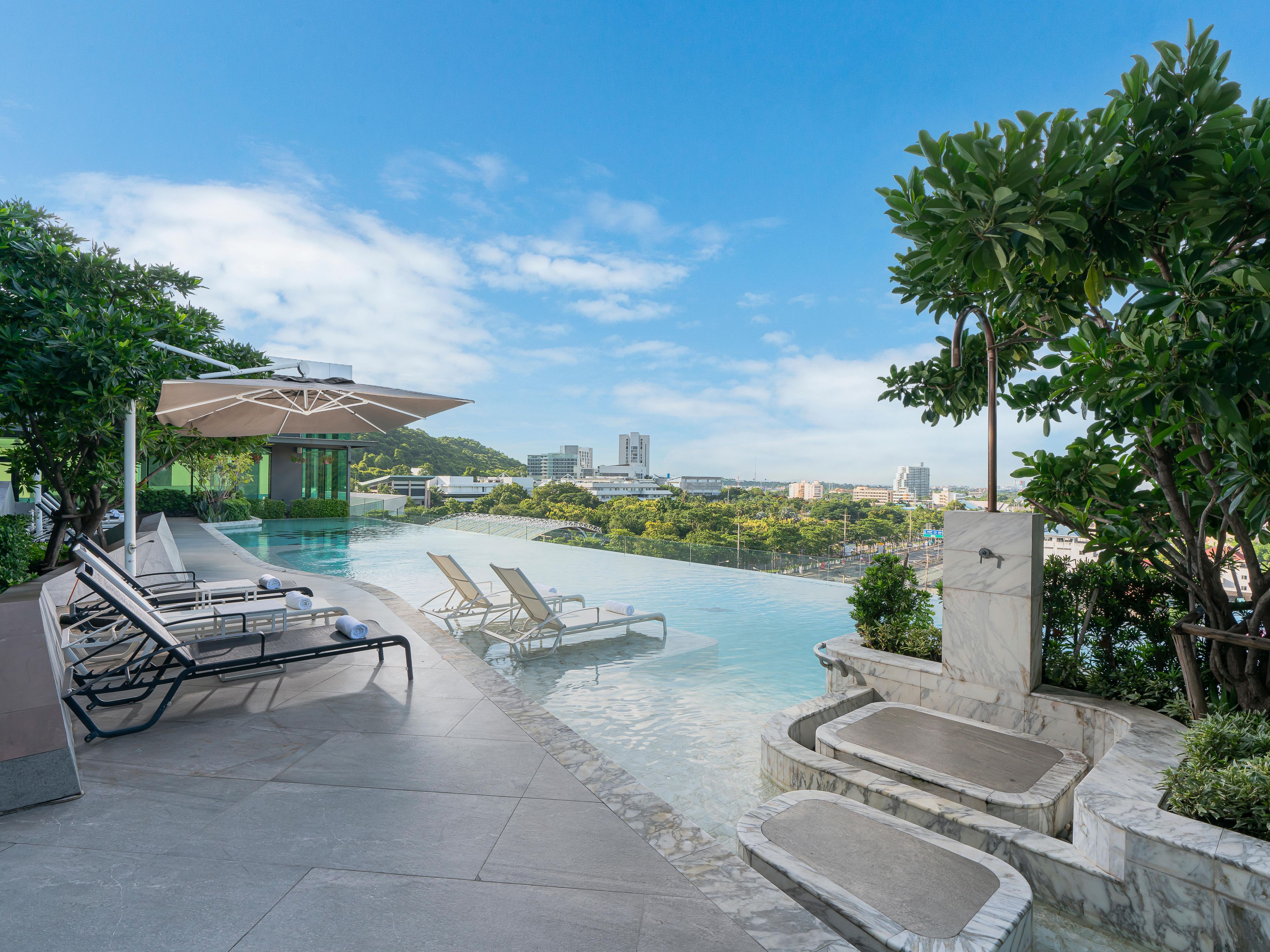 A panoramic infinity pool where you can enjoy view of Laemchabang port. Opening Hours: Daily, 6am – 7pm