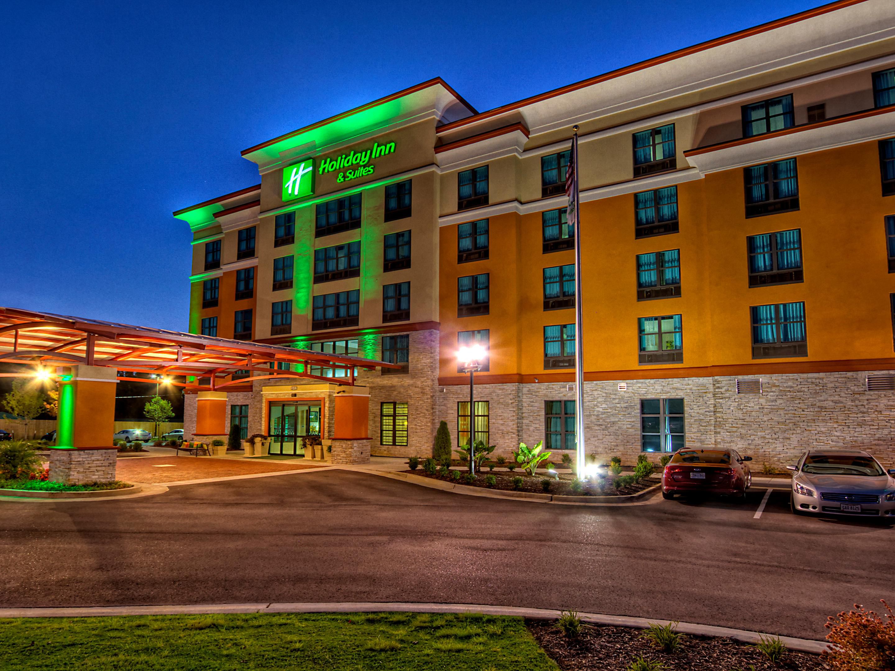 Night view of the Holiday Inn & Suites Tupelo North.
